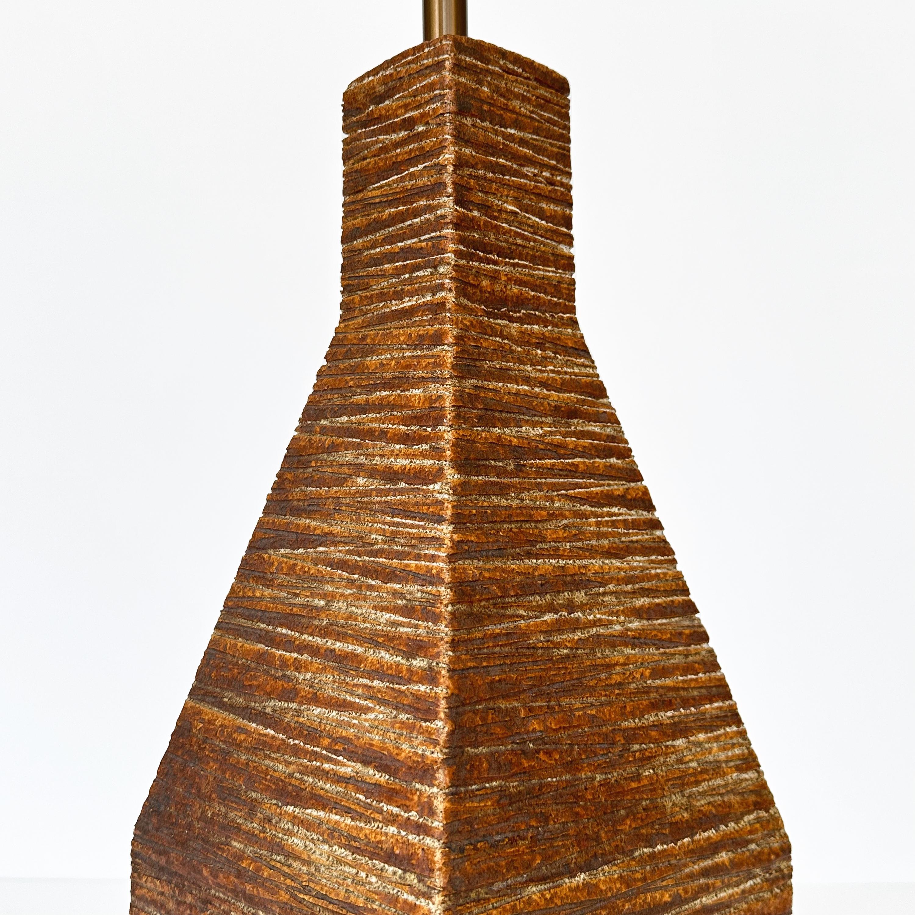 Lampe de table en céramique texturée des années 1960 en vente 3