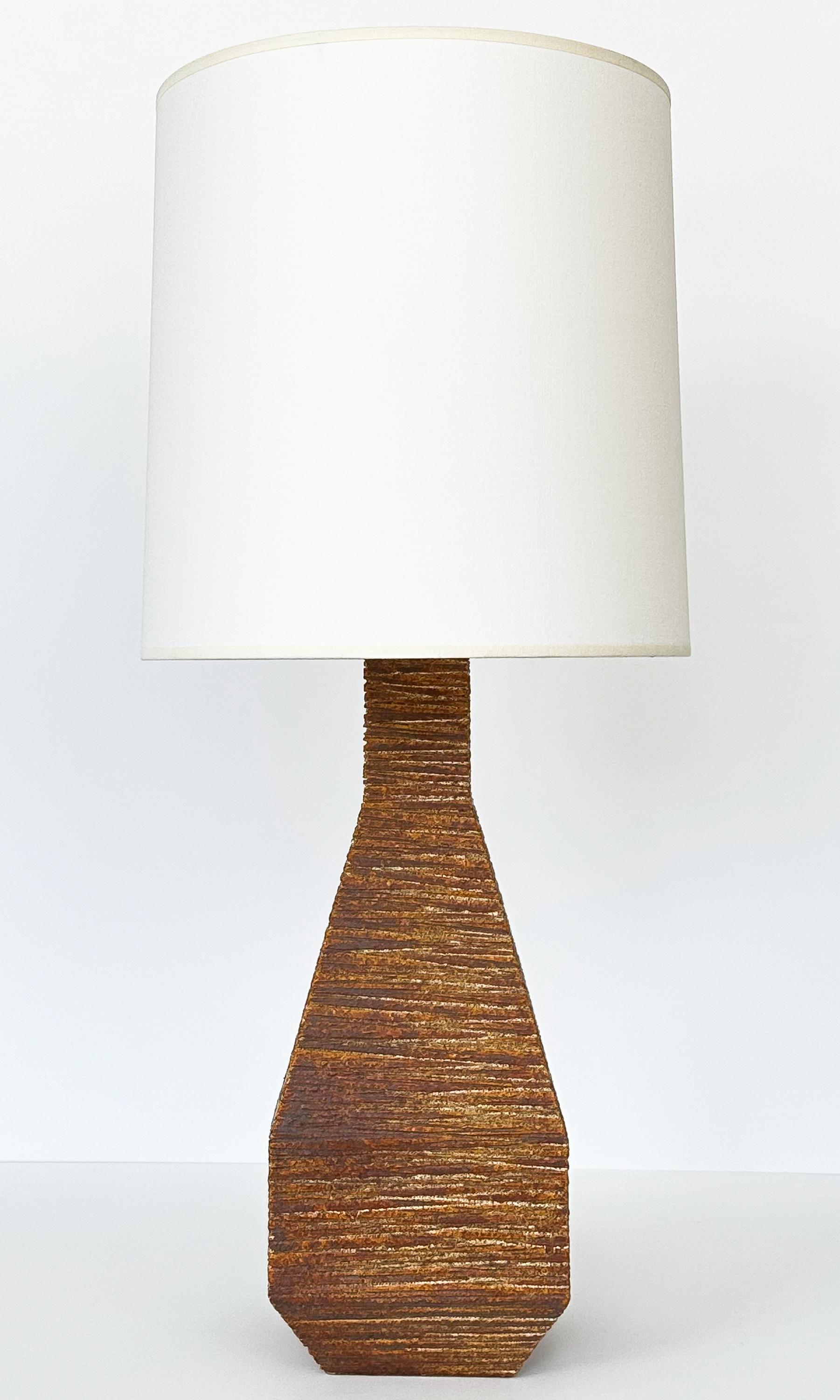 Mid-Century Modern Lampe de table en céramique texturée des années 1960 en vente