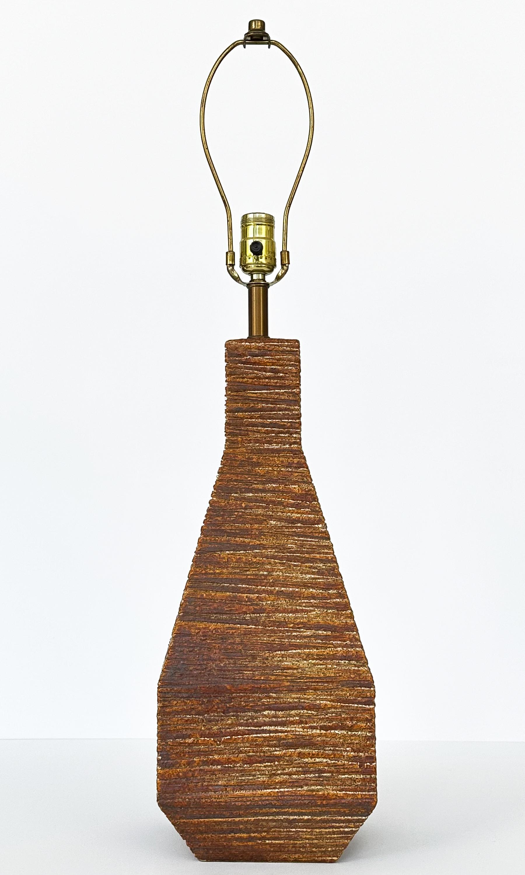 Américain Lampe de table en céramique texturée des années 1960 en vente
