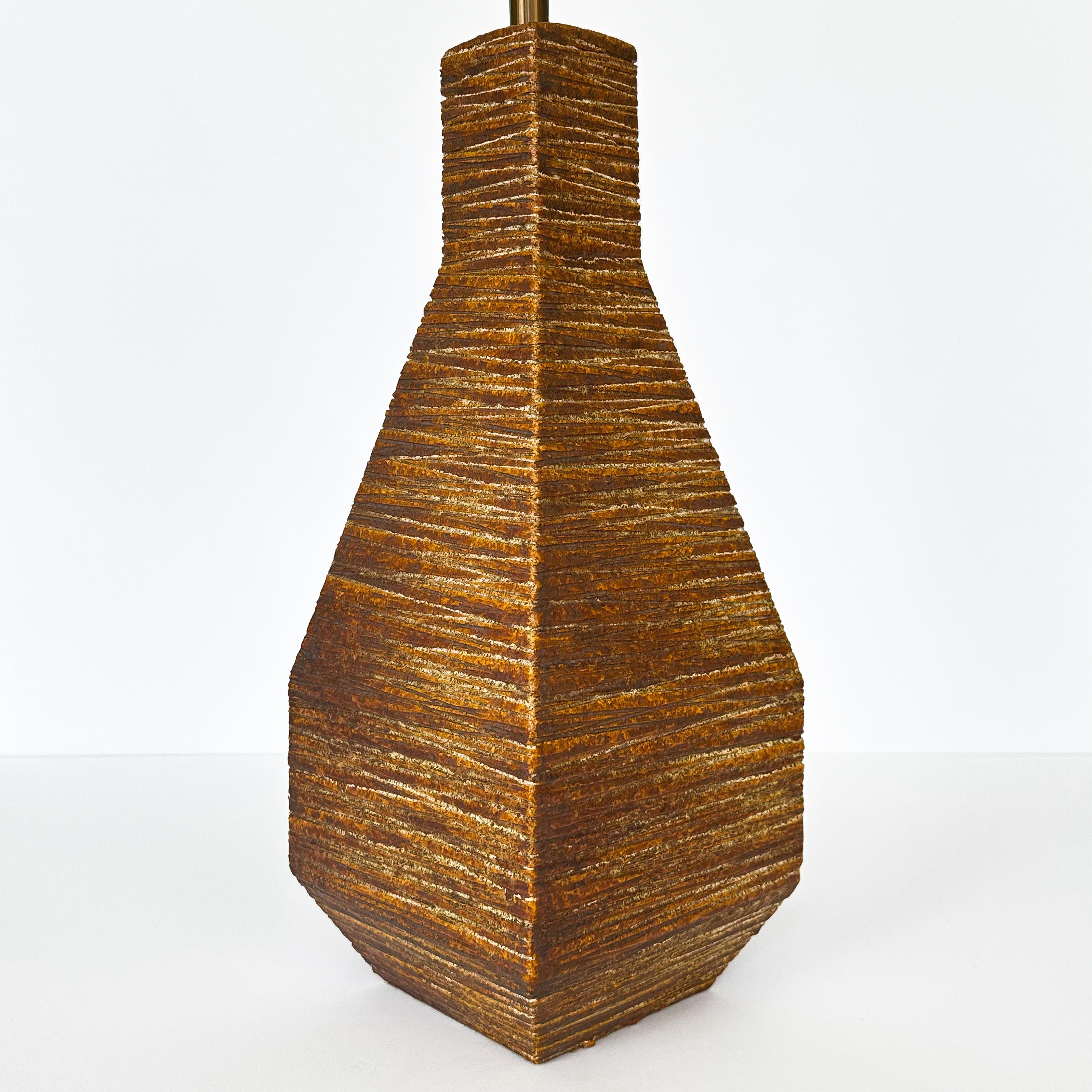 Milieu du XXe siècle Lampe de table en céramique texturée des années 1960 en vente