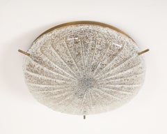 Deckenleuchte / Wandleuchte aus strukturiertem Murano-Glas und antikem Messing aus den 1960er Jahren von Kaiser