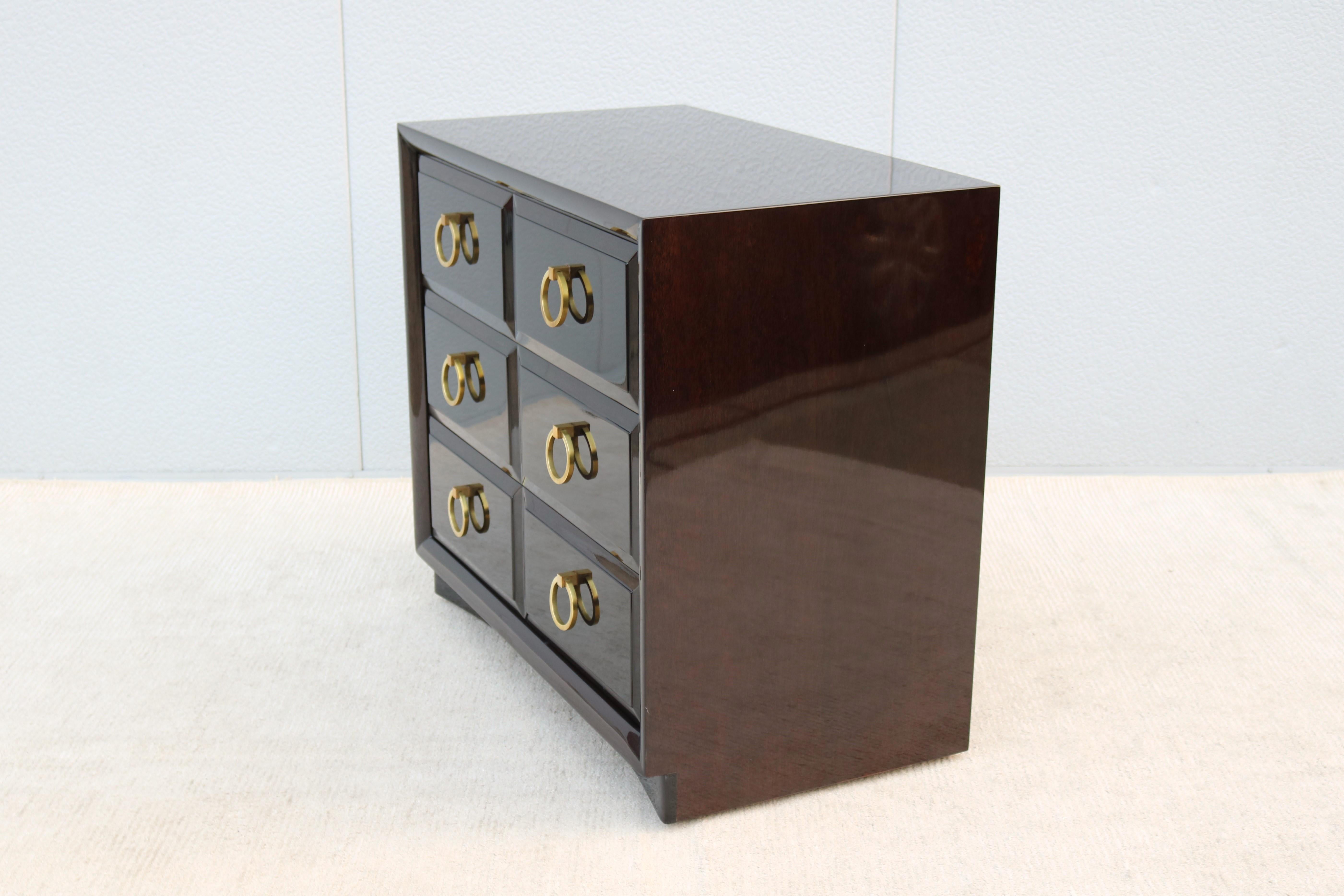 Ottone 1960 T&T. Robsjohn Gibbings per Widdicomb Cassettone a tre cassetti in mogano in vendita
