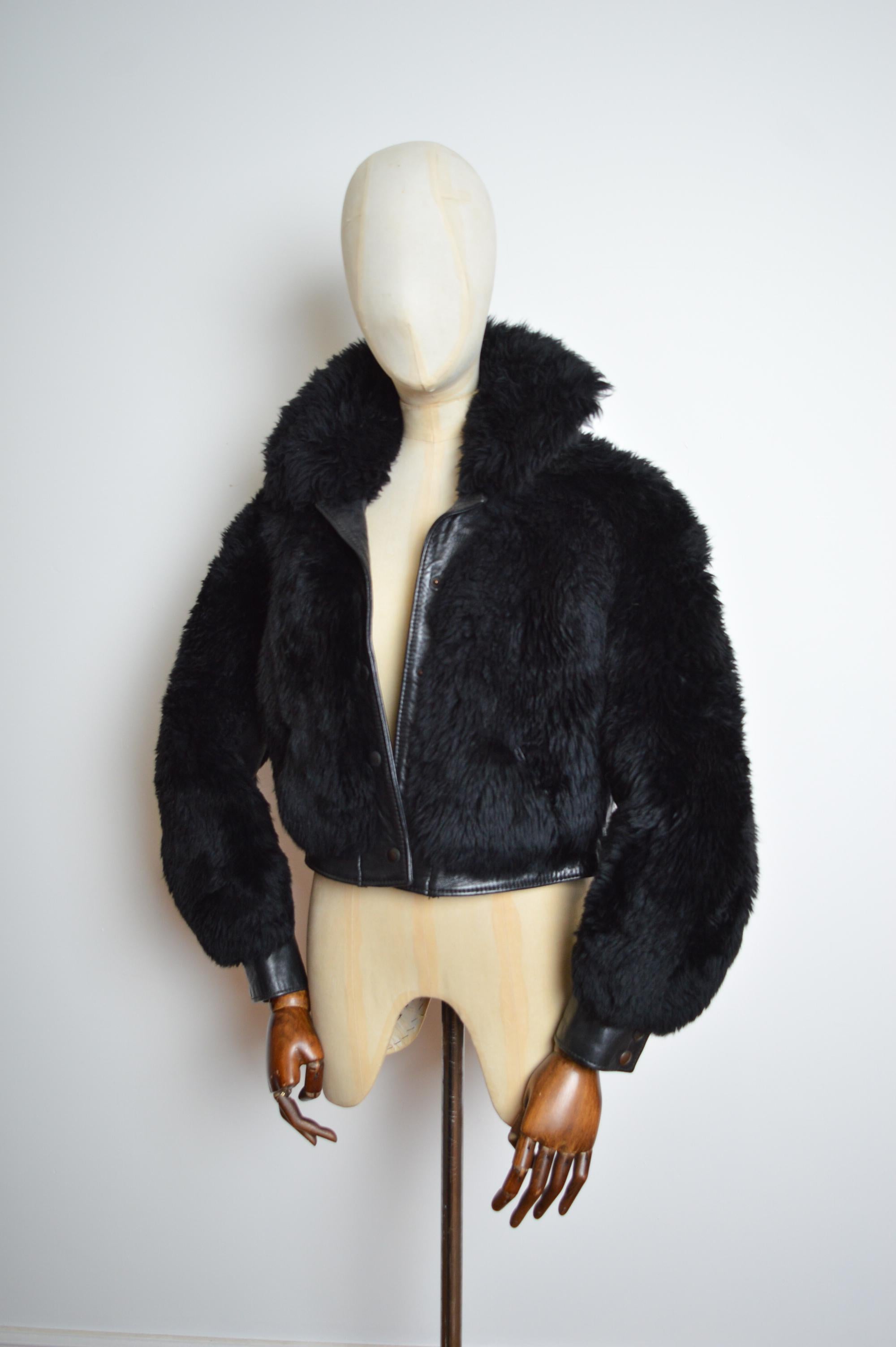 Chaqueta bomber de piel de oveja Penny Lane negra gruesa de los años 60 - Abrigo Negro en venta