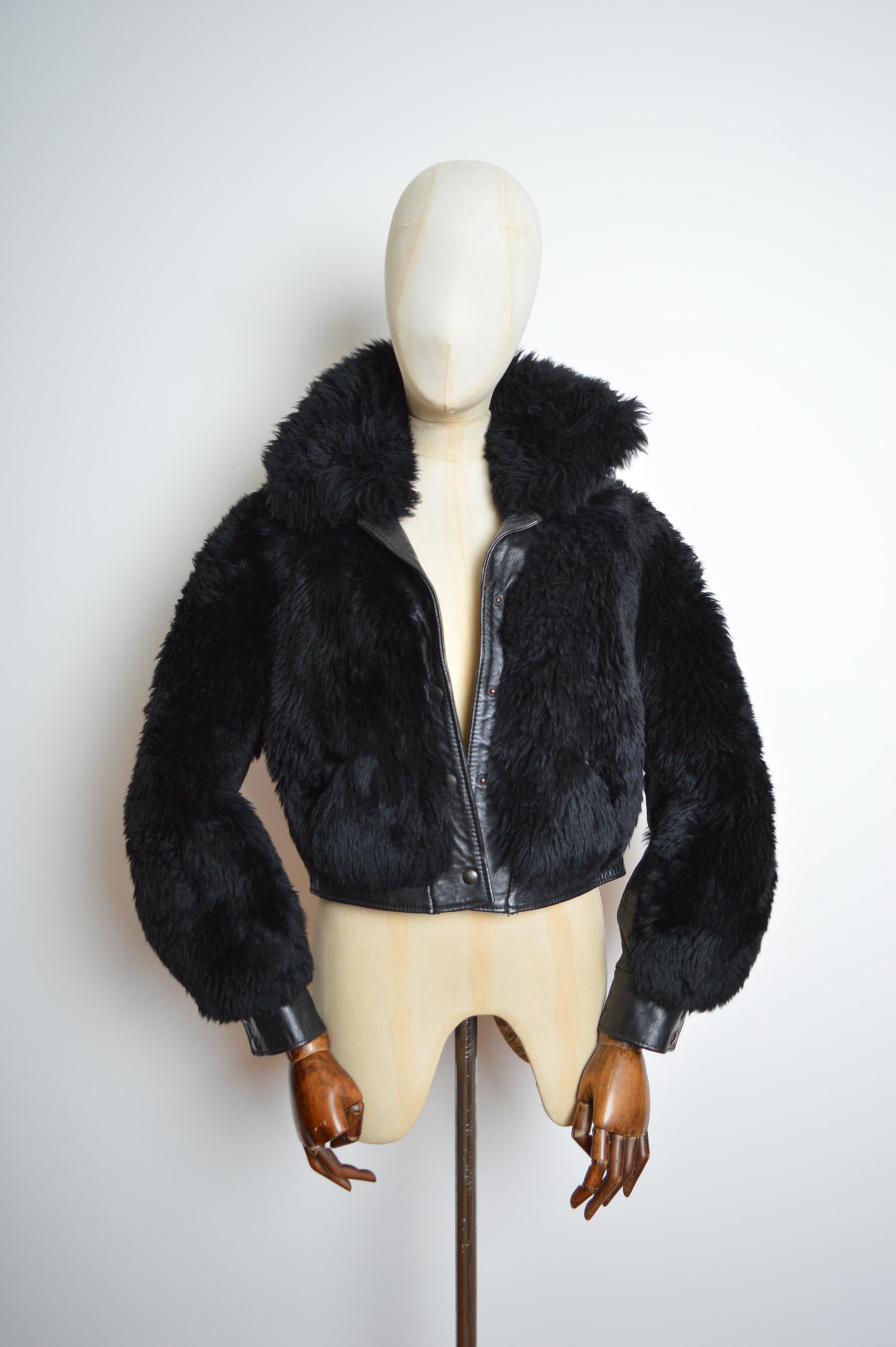 Chaqueta bomber de piel de oveja Penny Lane negra gruesa de los años 60 - Abrigo en venta 1