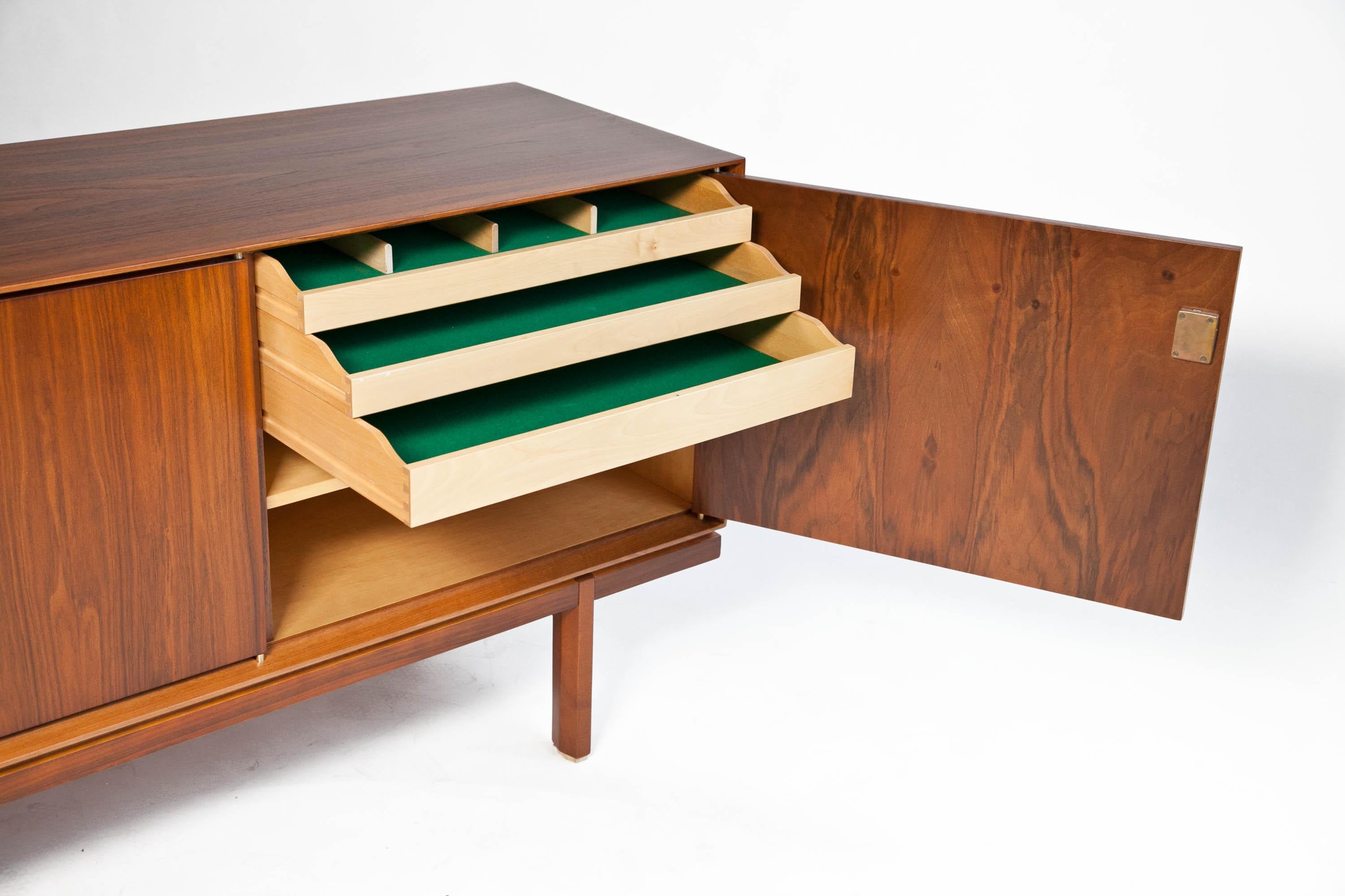 Dreitürige Anrichte aus Nussbaumholz mit dünner Kante aus den 1960er Jahren, Dänisch, Mid-Century 1960er Jahre im Angebot 4