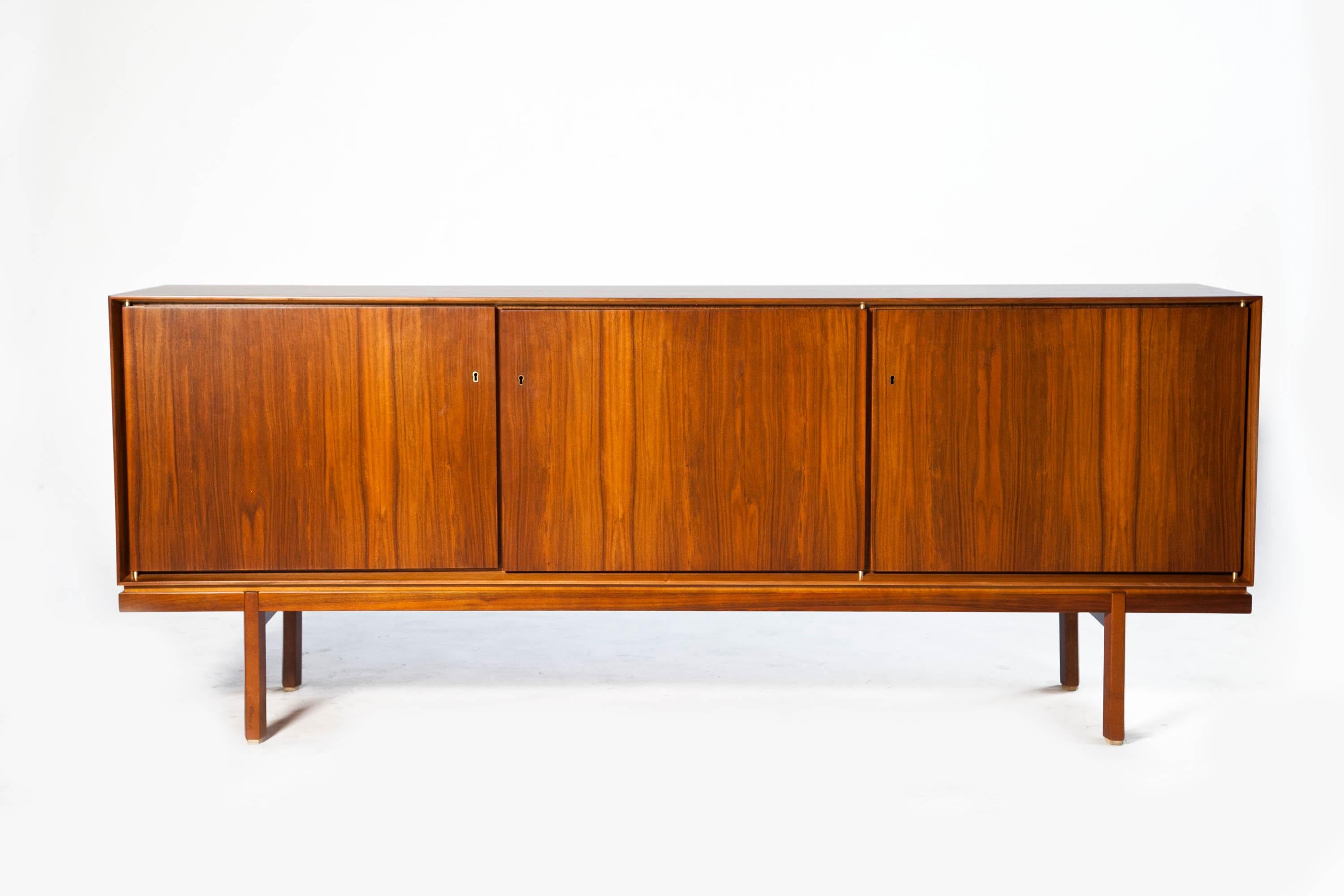 Dreitürige Anrichte aus Nussbaumholz mit dünner Kante aus den 1960er Jahren, Dänisch, Mid-Century 1960er Jahre (Skandinavische Moderne) im Angebot