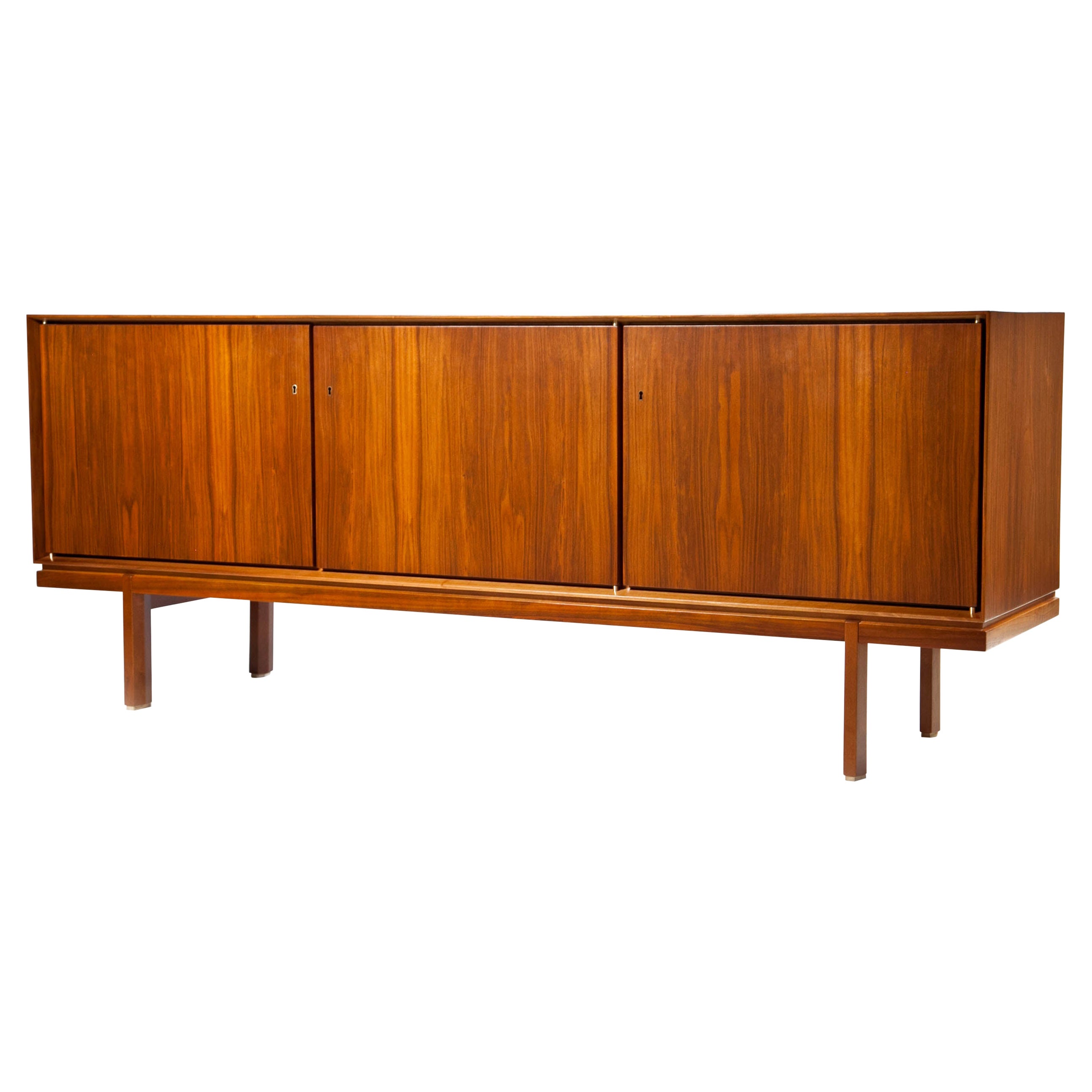 Crédence à trois portes en noyer à bord fin des années 1960, style danois du milieu du siècle dernier