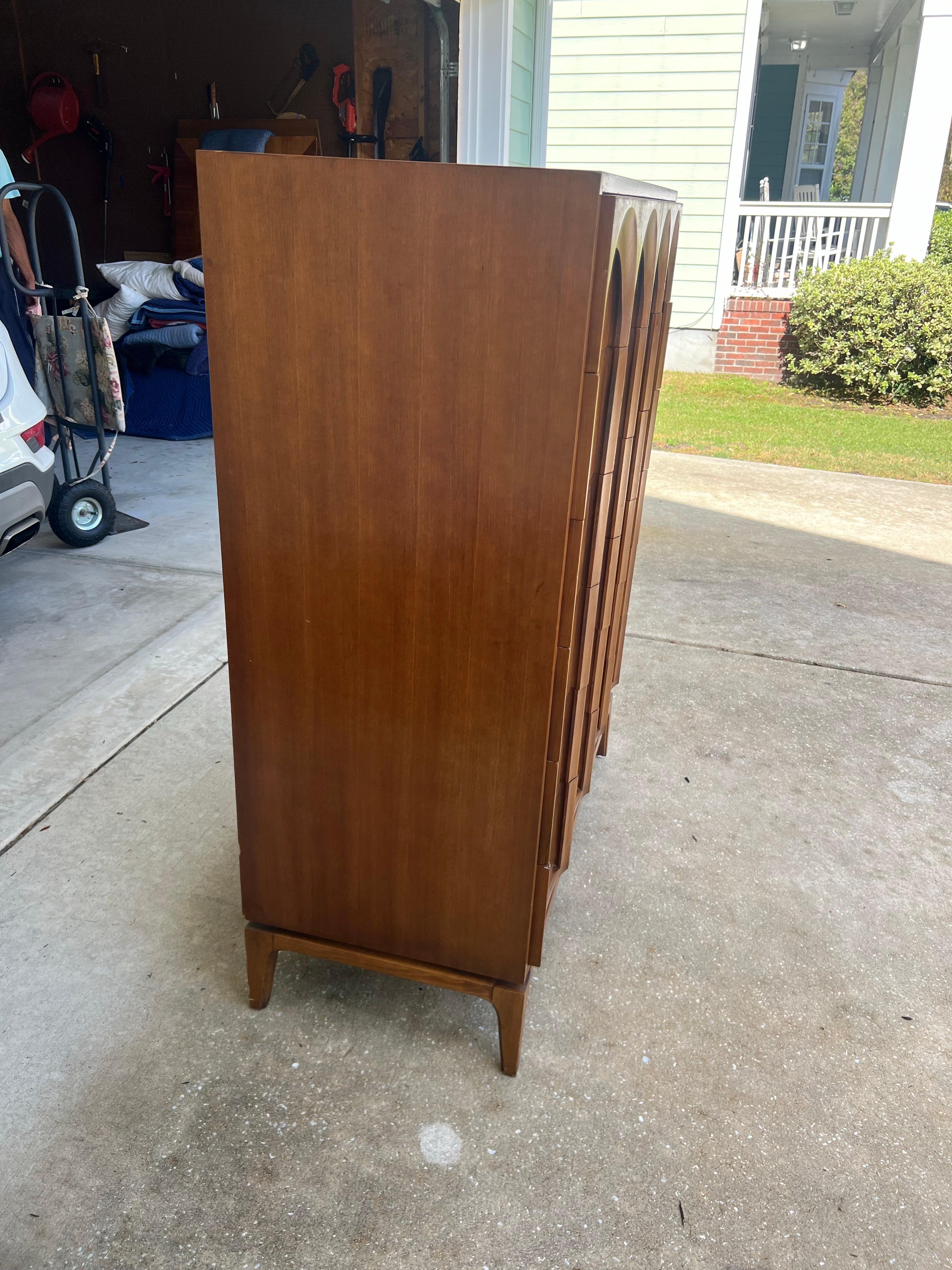 1960 Thomasville Cómoda alta escultural 