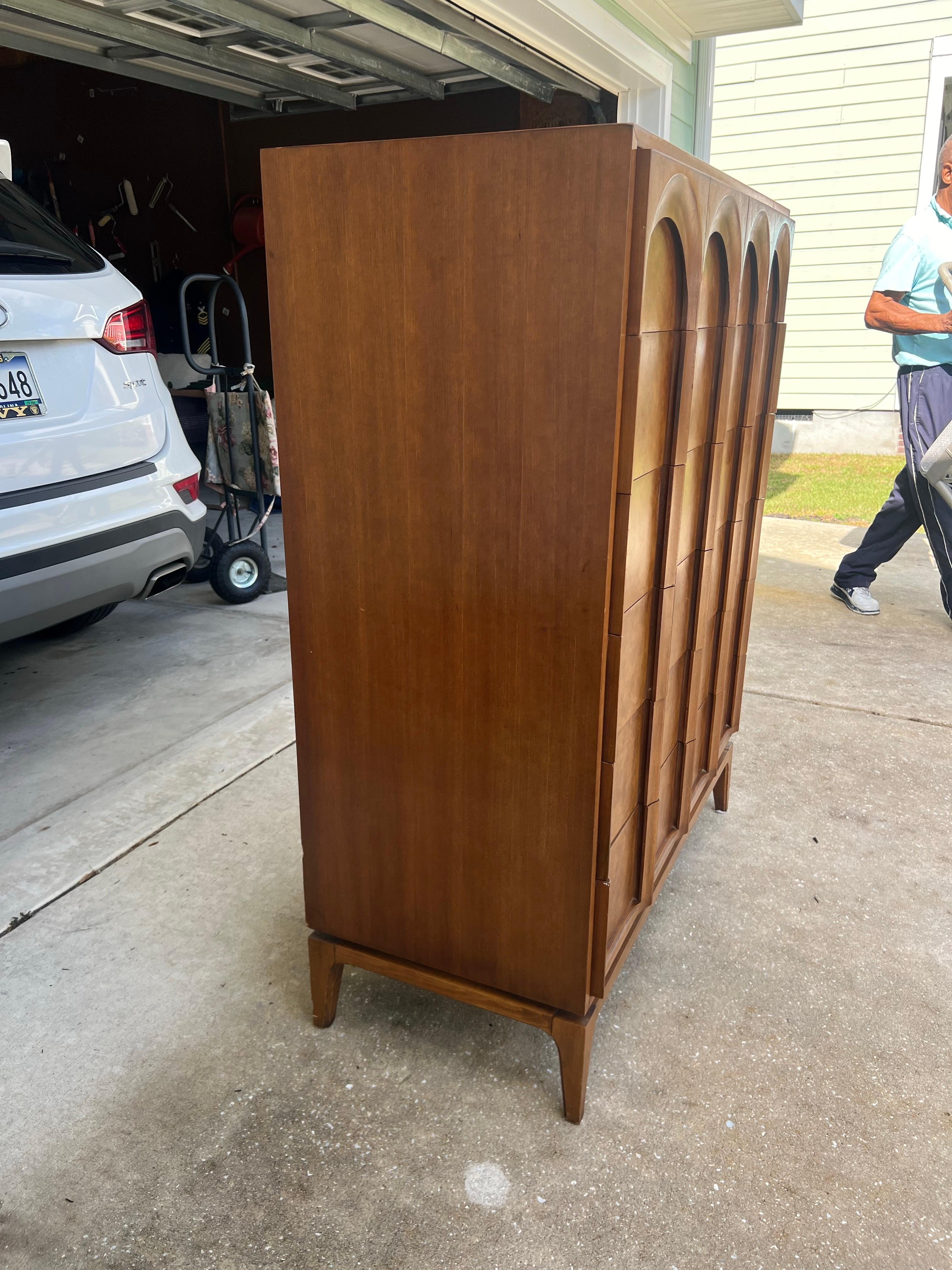1960 Thomasville Cómoda alta escultural 
