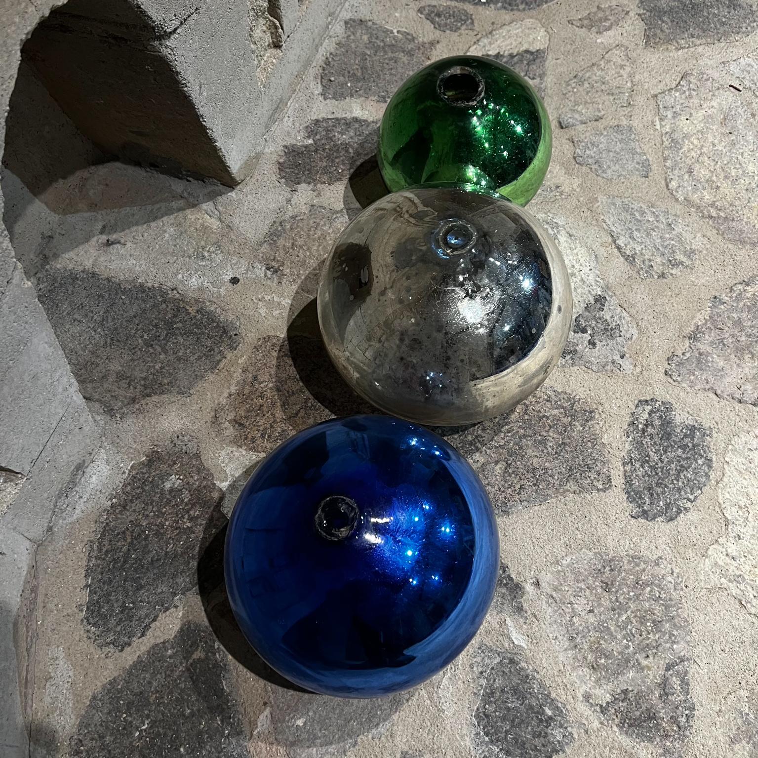 Mid-Century Modern 1960s Three Colorful Globes Gazing Ball Spheres Hand Blown Mercury Glass Mexico For Sale