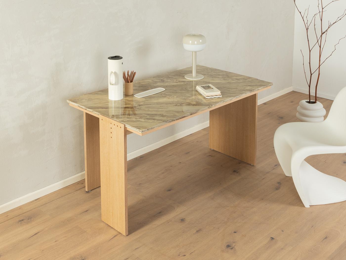 Mid-Century moderno Scrivania a tre gambe in marmo del 1960 in vendita