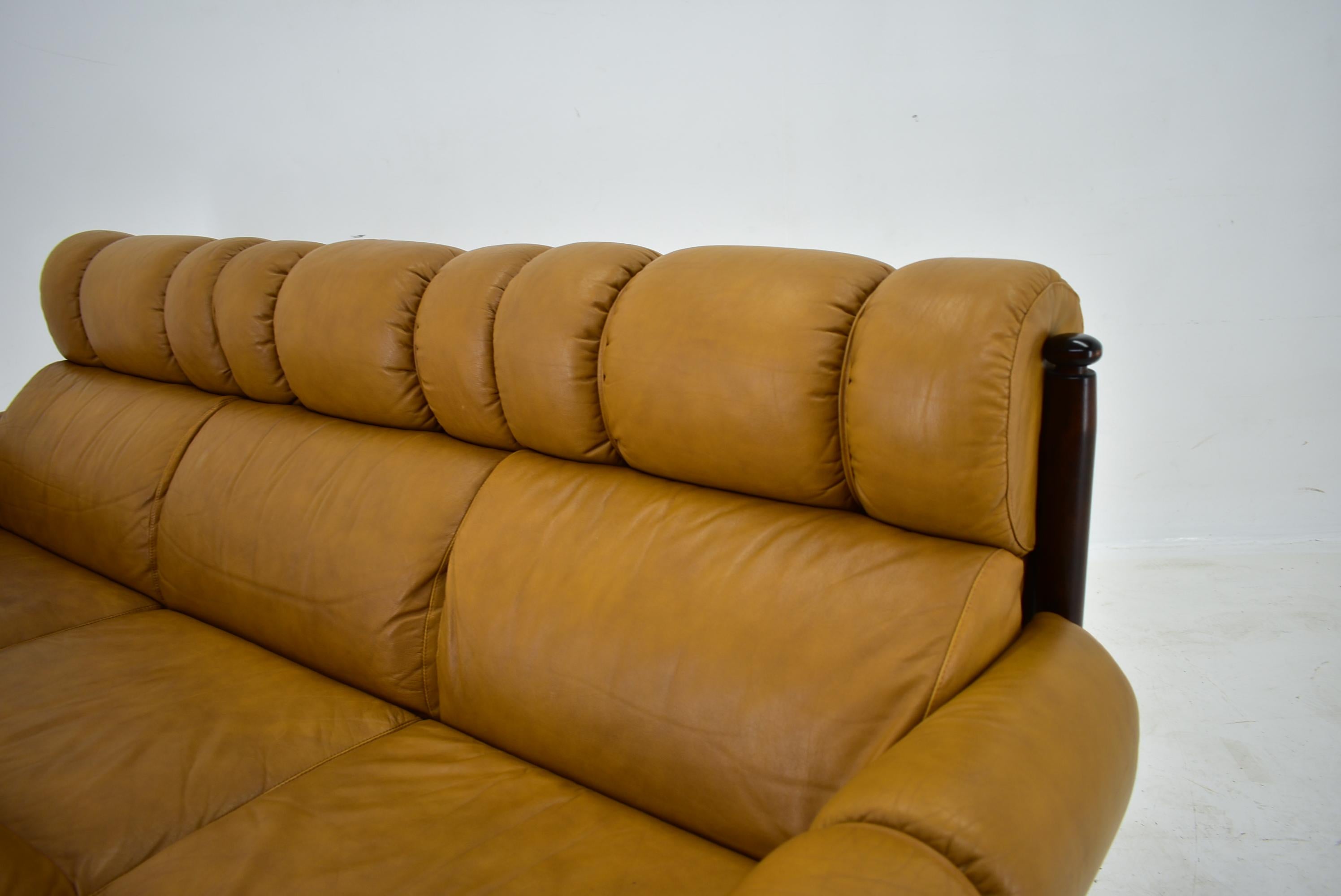 1960s Three-Seat Leather Sofa, Czechoslovakia For Sale 5