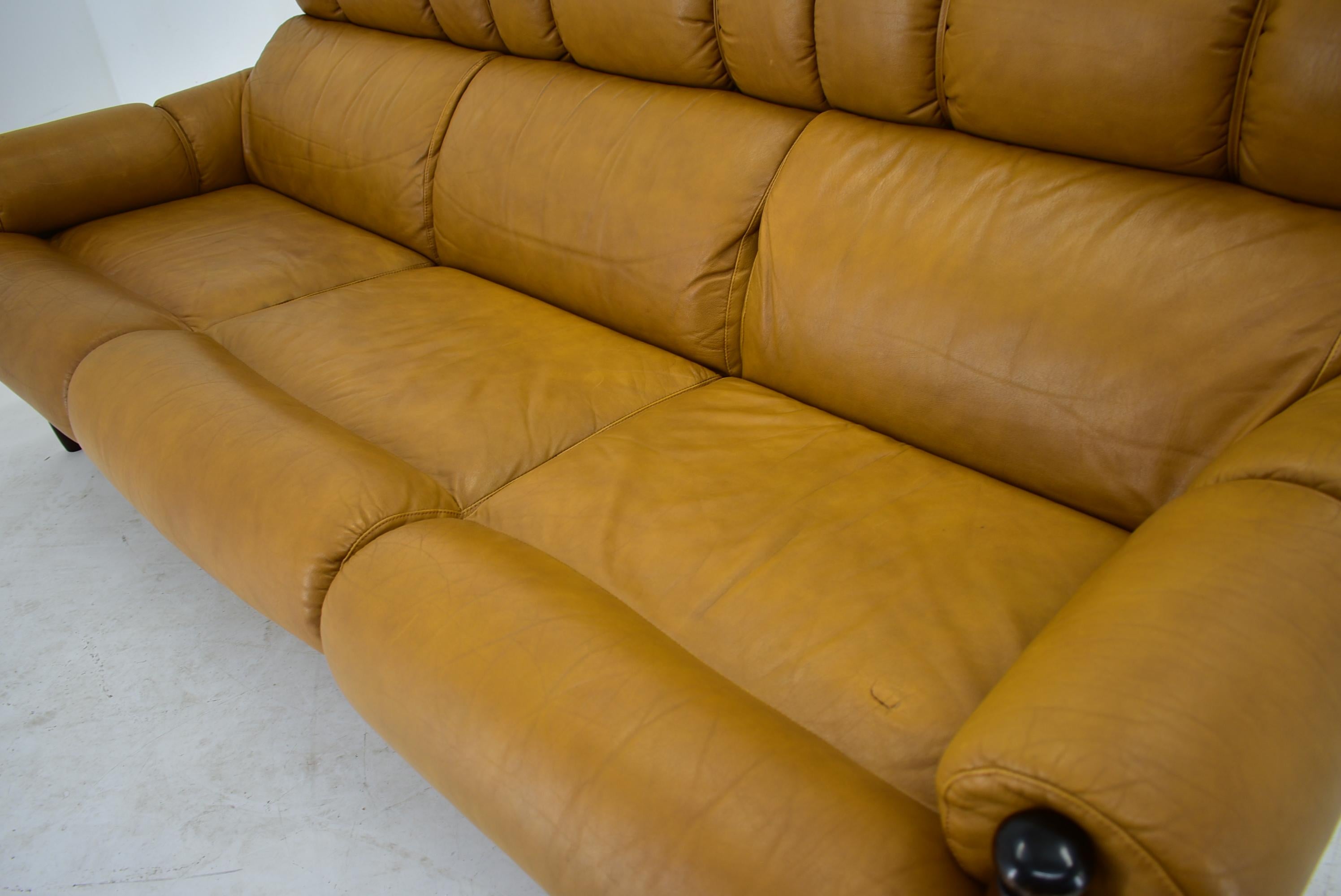 1960s Three-Seat Leather Sofa, Czechoslovakia For Sale 6