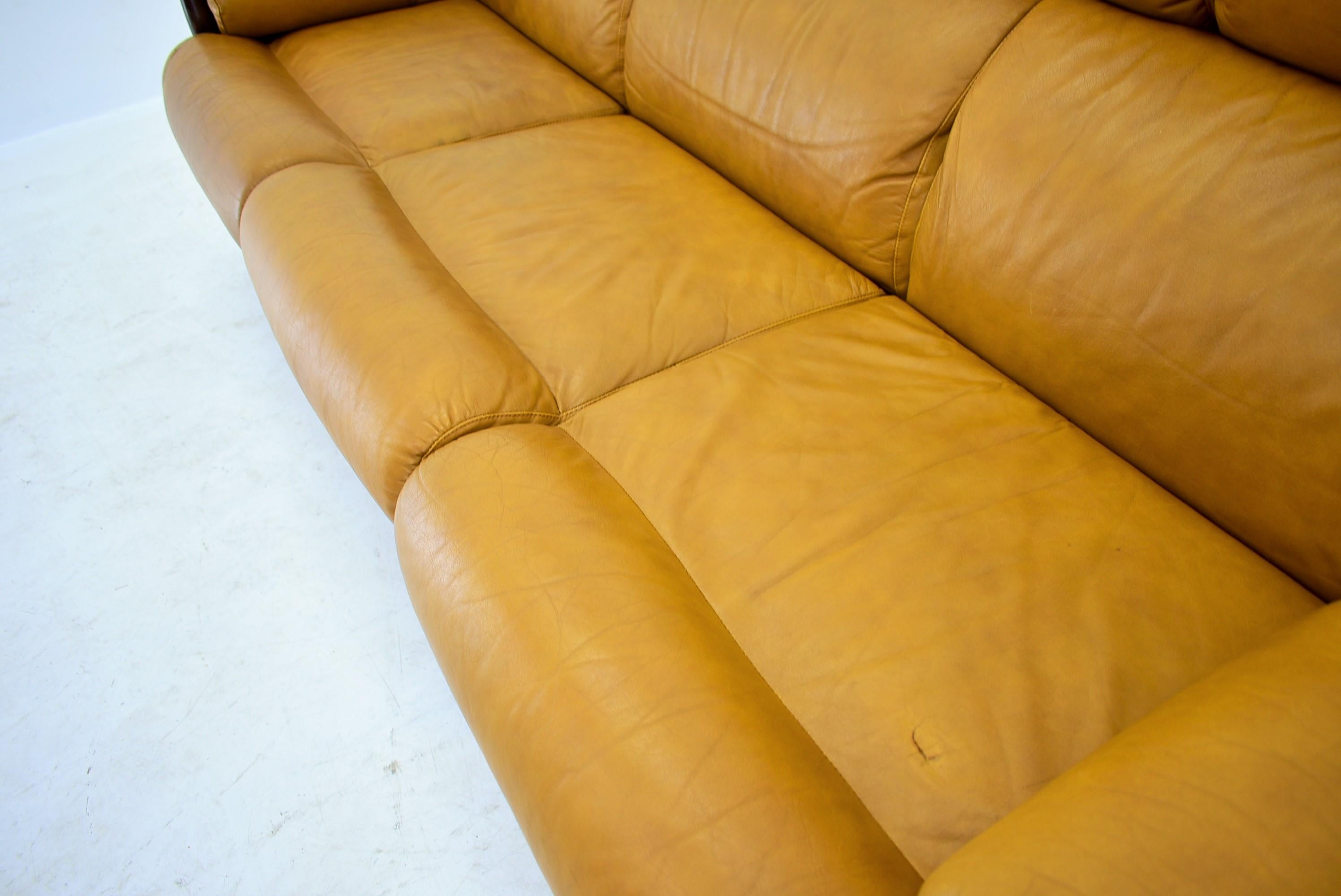 1960s Three-Seat Leather Sofa, Czechoslovakia In Good Condition For Sale In Praha, CZ