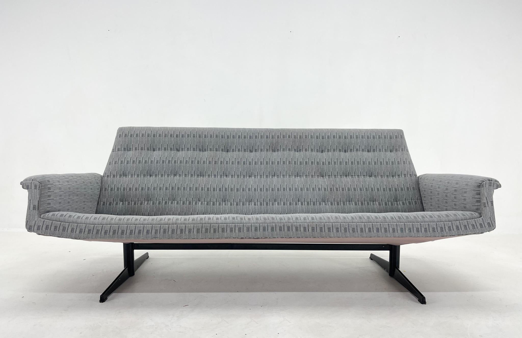 Tschechoslowakisches 3-Sitzer-Sofa aus den 1960er Jahren in Originalpolsterung. Der Sitz ist 36 cm hoch. Guter originaler Vintage-Zustand.