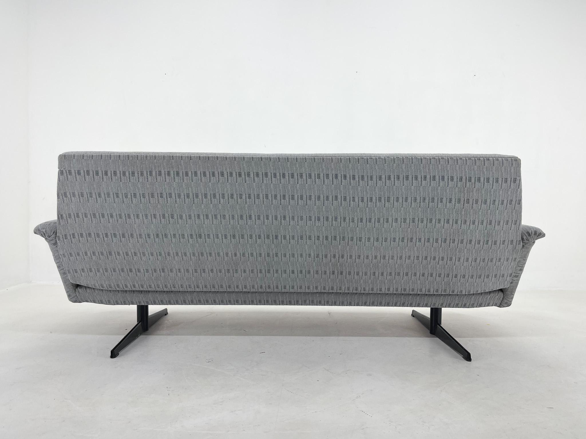 Dreisitzer-Sofa aus den 1960er Jahren, Tschechoslowakei (Metall) im Angebot