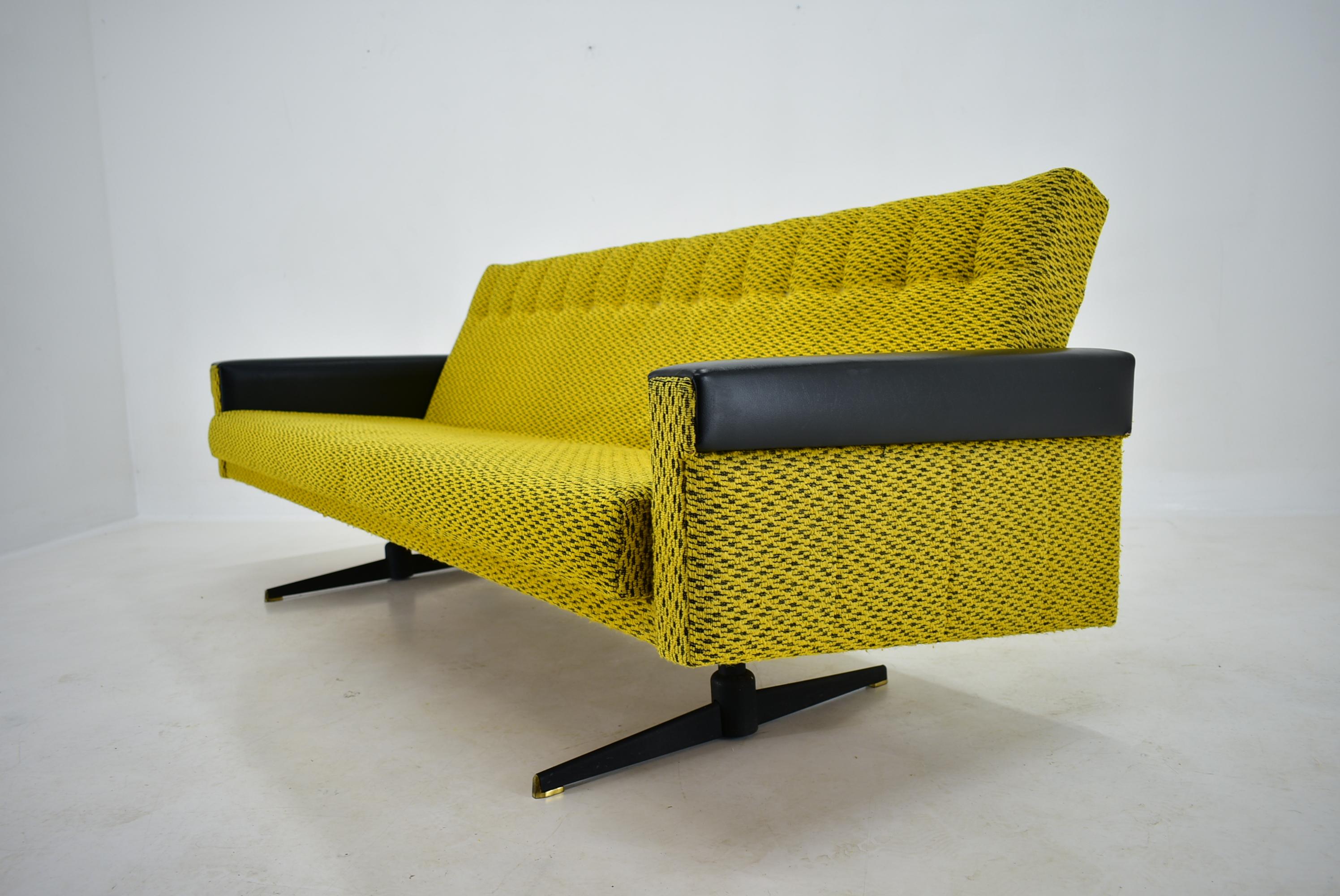 1960s , Three Seater Sofa/Daybed in Original Upholstery, Czech 4