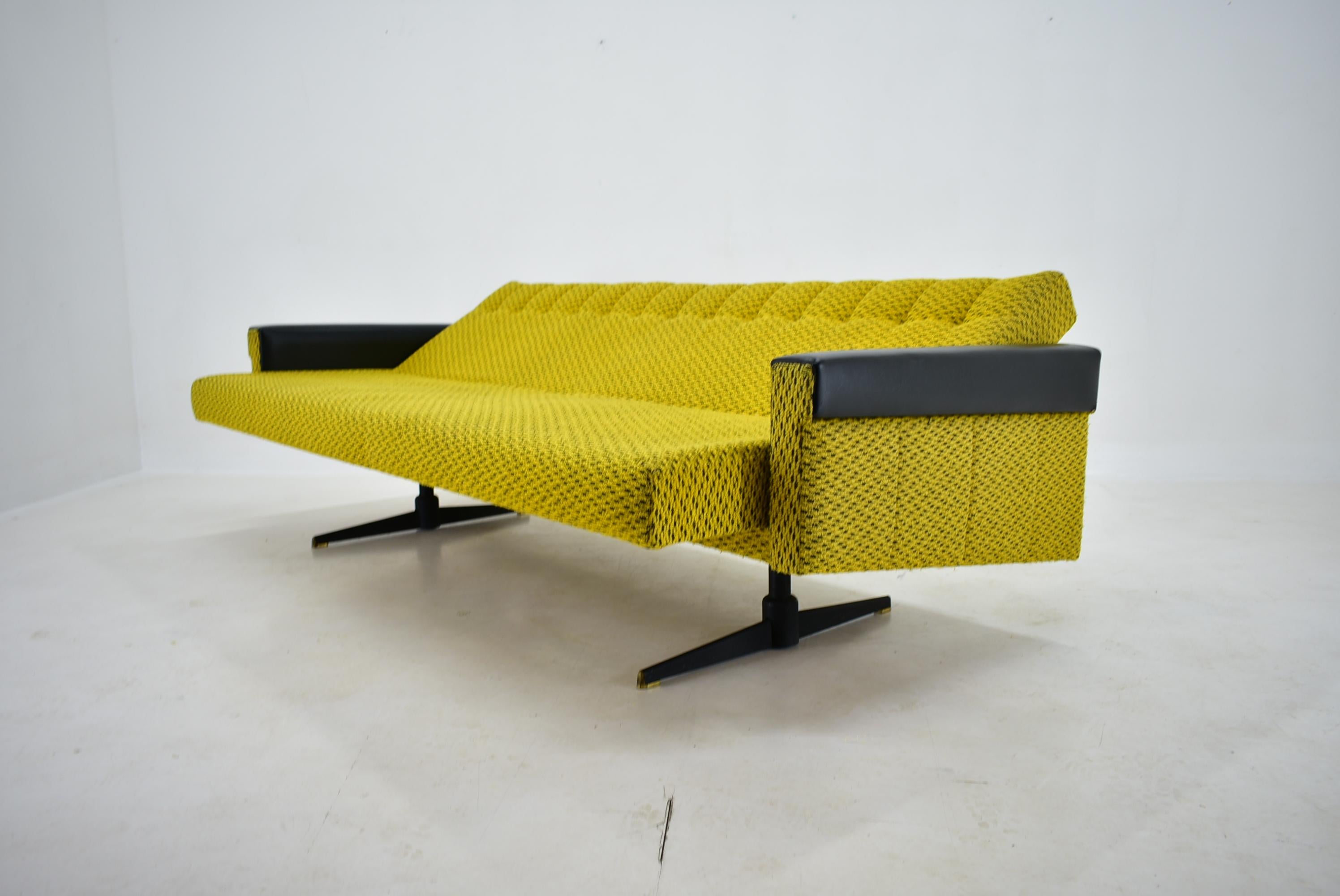 1960s , Three Seater Sofa/Daybed in Original Upholstery, Czech 7