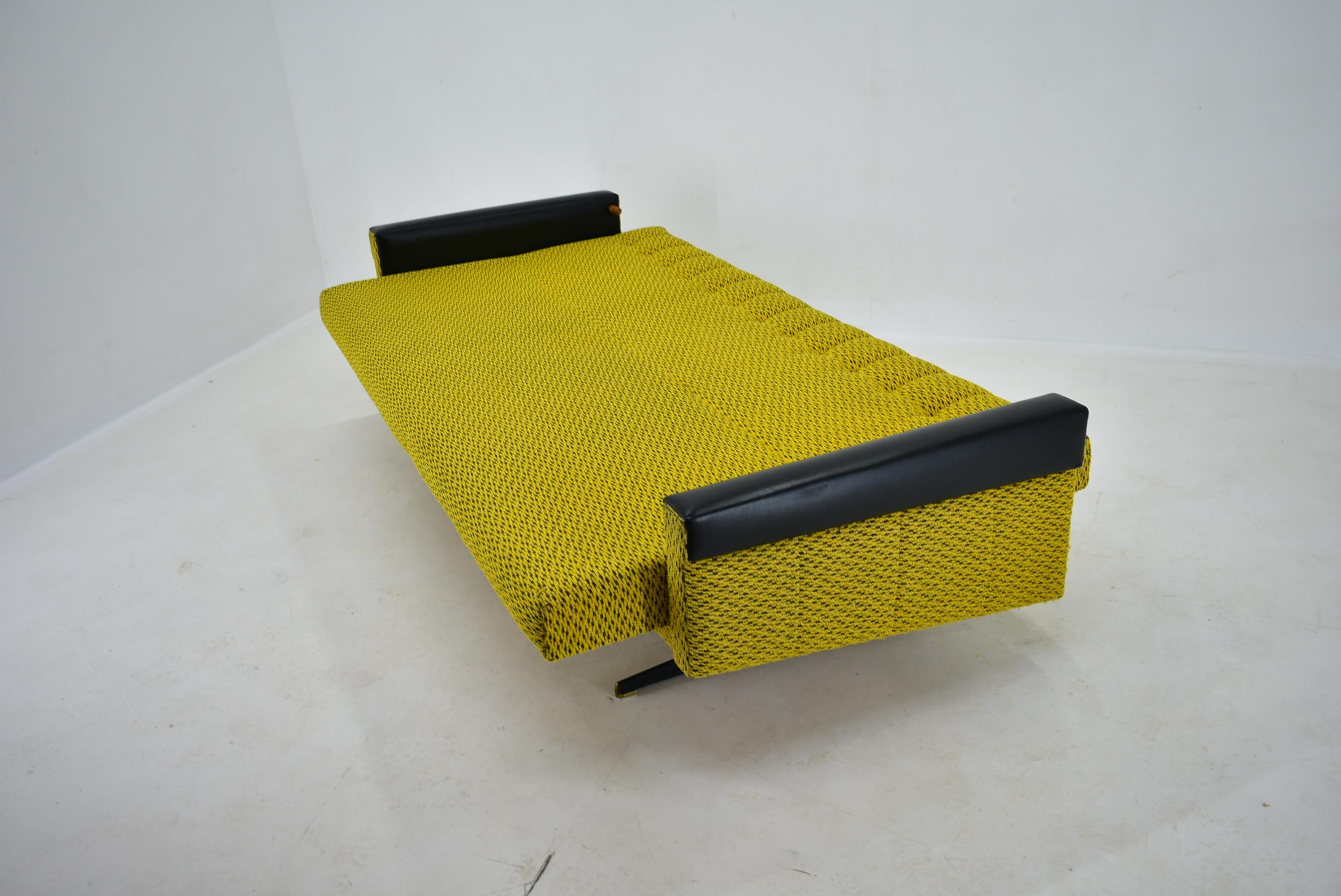 1960s , Three Seater Sofa/Daybed in Original Upholstery, Czech 10