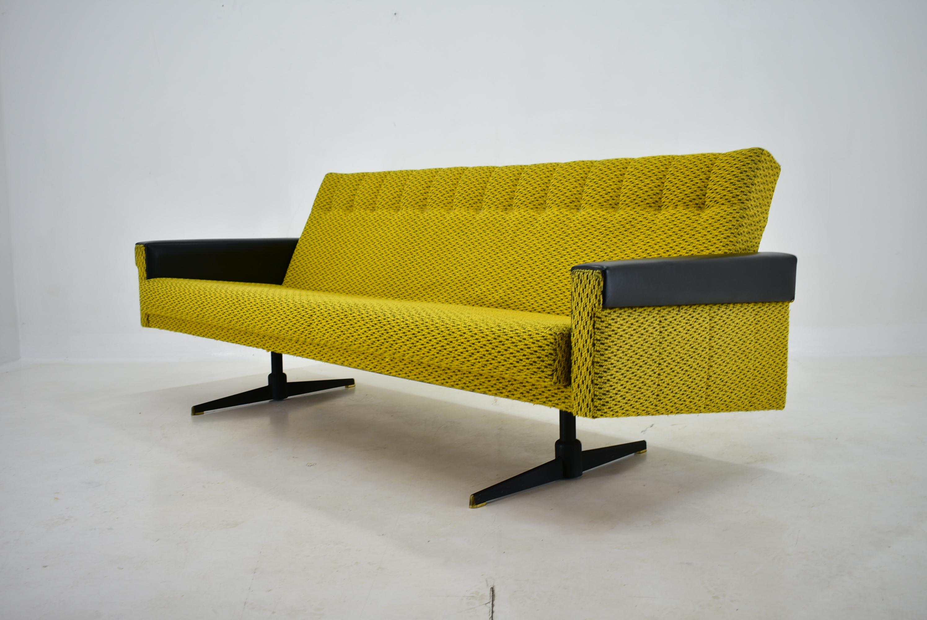 1960s , Three Seater Sofa/Daybed in Original Upholstery, Czech 2