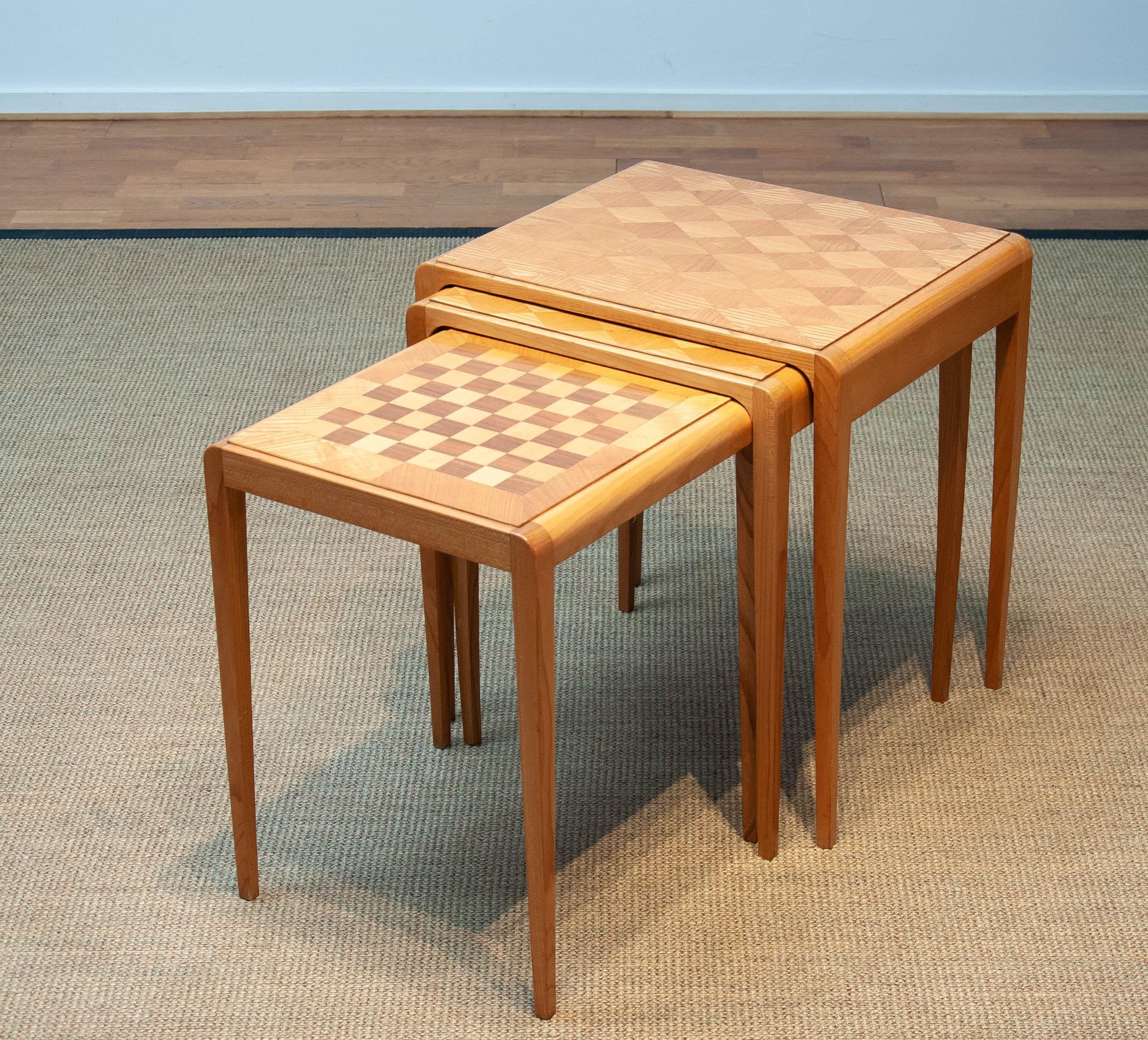 1960s Three Slim Oak Inlayed Nesting Tables One is a Game Table Chess Board In Good Condition In Silvolde, Gelderland