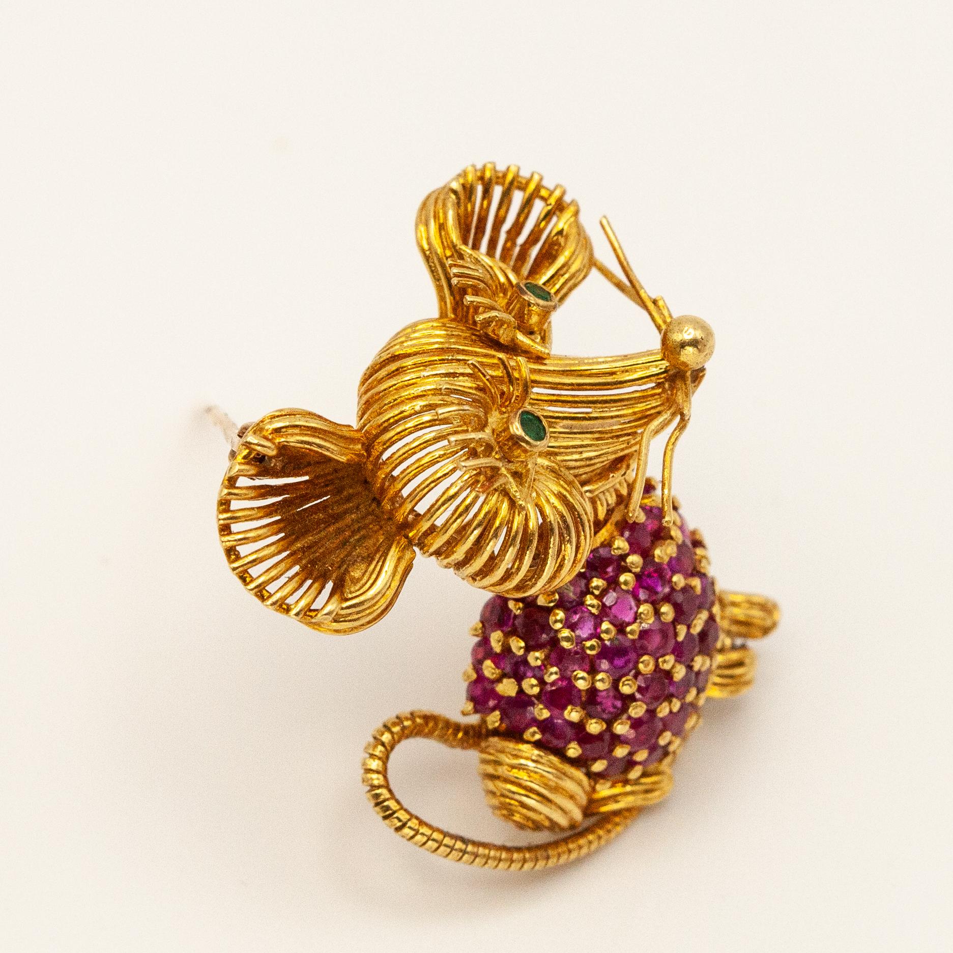 1960s Tiffany & Co. 18K Yellow Gold Ruby Emerald Mouse Brooch In Excellent Condition In New York, NY