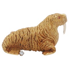Tiffany & Co. Broche Walrus en or 18 carats, diamants et rubis