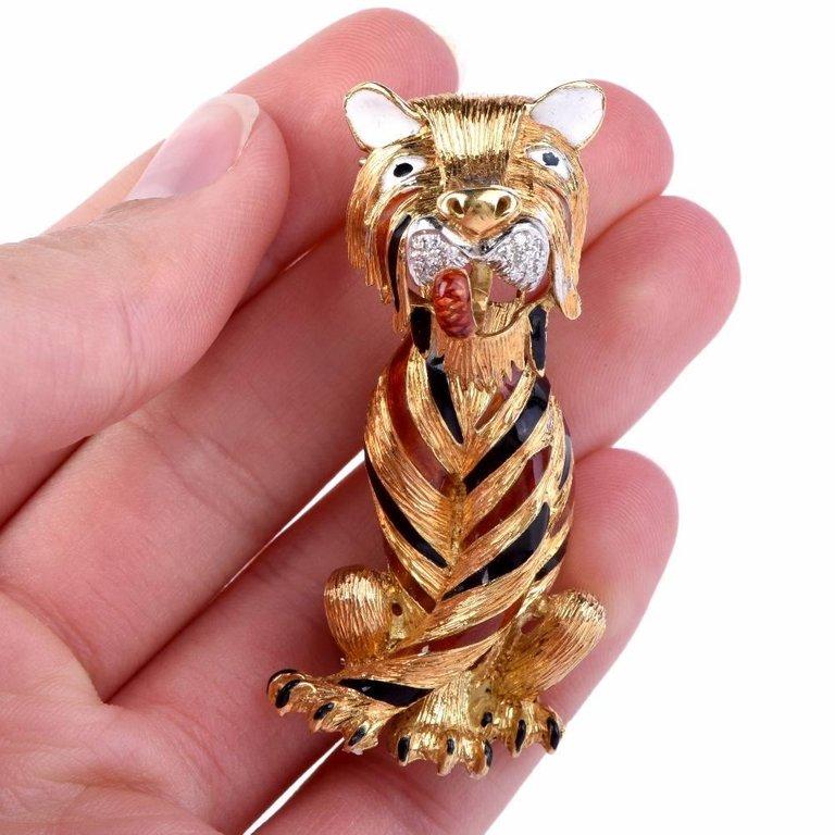 This magnificent circa 1960’S solid 18k yellow vintage pin brooch features a large Tiger figure adorned on its mouth with 14 genuine round cut Diamonds approx: 0.20 carats, H-I color, VS clarity,set on white gold and is accented with white enamel on