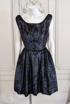 Vestito da cocktail in velluto con orpelli degli anni '60