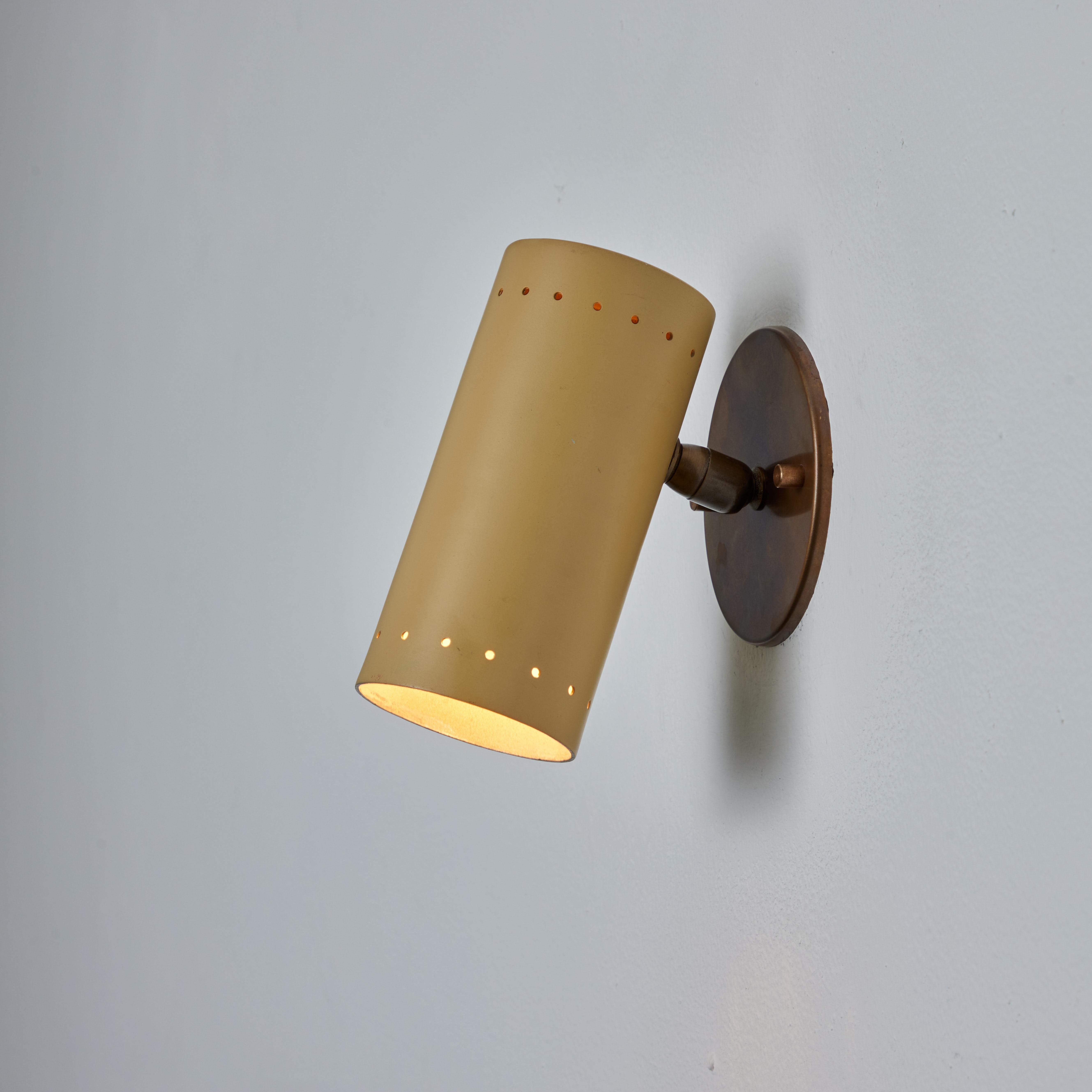 Beige Metall- und Messing-Wandleuchter mit Gelenk von Tito Agnoli für O-Luce, 1960er Jahre im Zustand „Gut“ in Glendale, CA