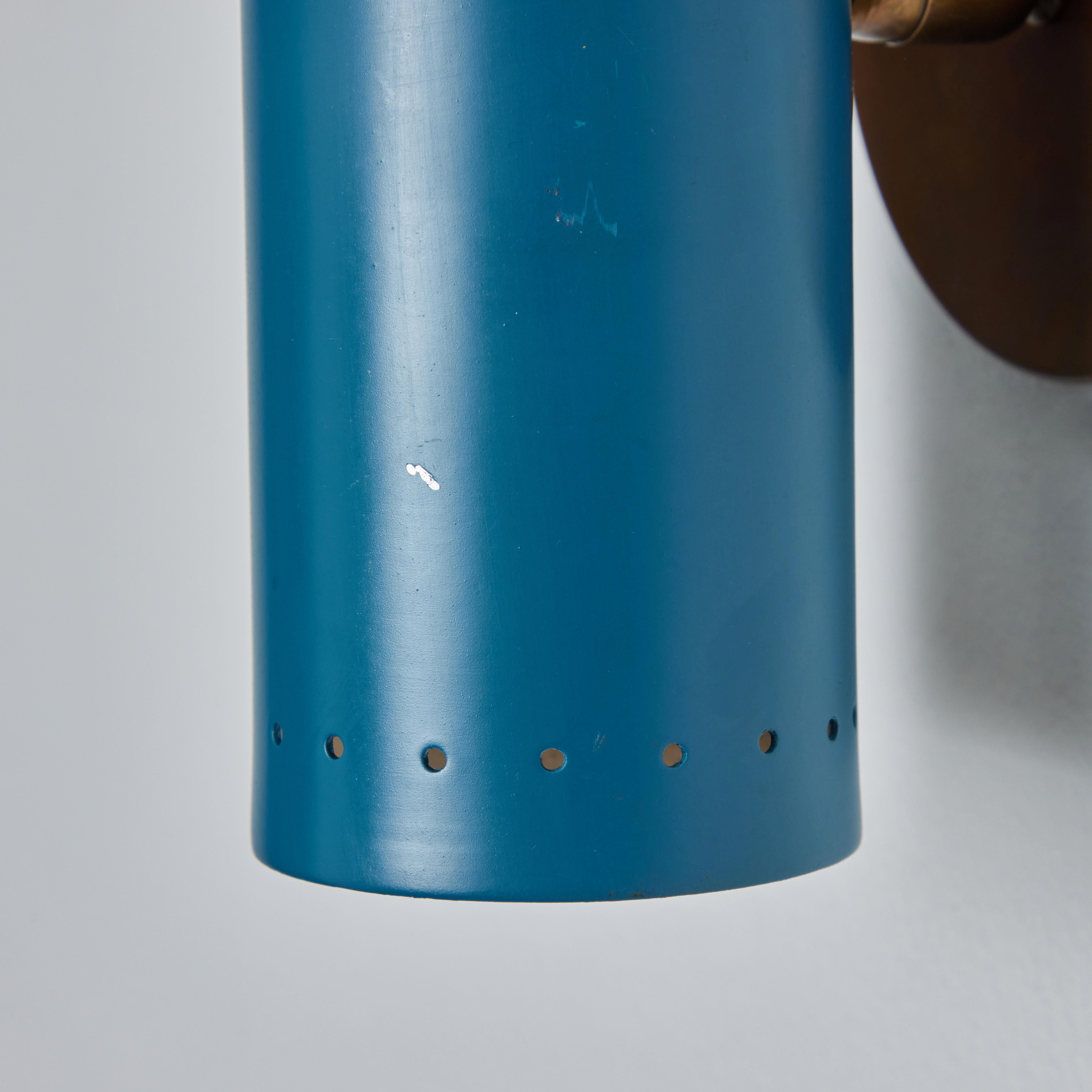 Blauer Tito Agnoli-Wandleuchter aus perforiertem Metall und Messing mit Gelenk für O-Luce, 1960er Jahre (Mitte des 20. Jahrhunderts) im Angebot