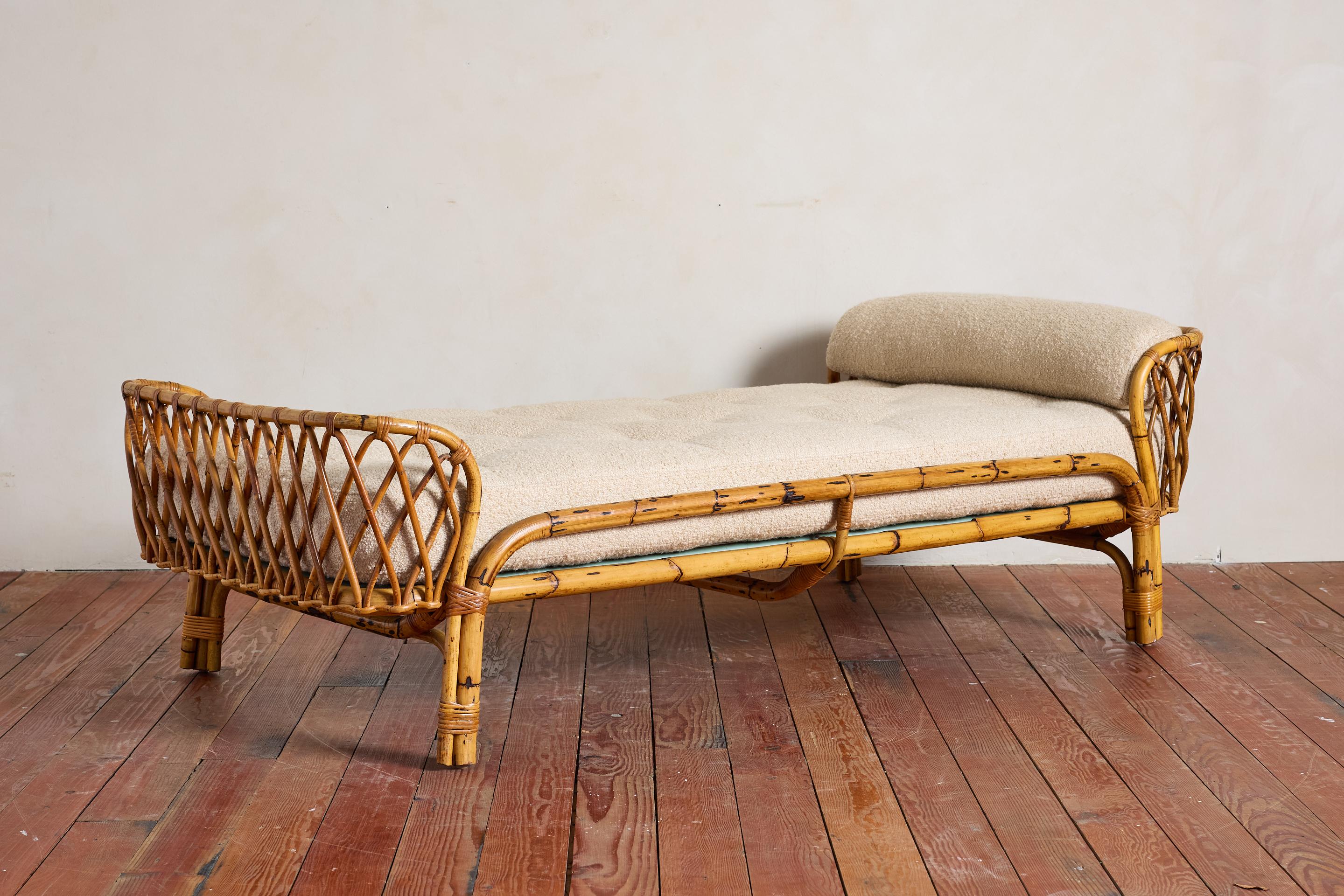 Maravilloso sofá cama de bambú de Tito Agnoli , Italia años 60

Recién tapizada en Boucle Belga de color avena cremoso. 

Almohada personalizada fabricada para adaptarse perfectamente a la curva del sofá cama. 