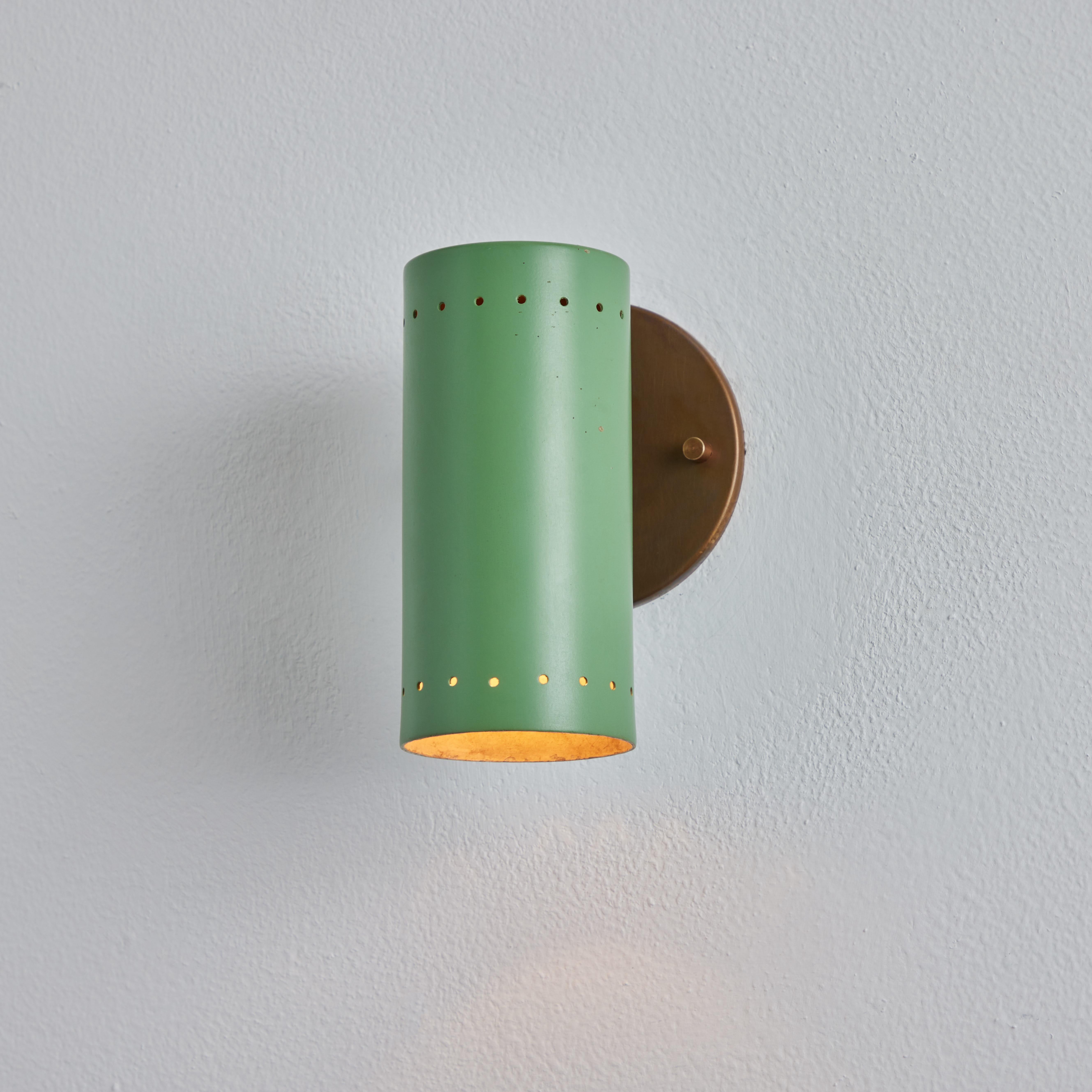 1960er Tito Agnoli Grüne Metall- und Messing-Gelenk-Leuchte für O-Luce.  Einer seiner raffiniertesten Entwürfe im Minimalismus. Schlank und funktional, aber gleichzeitig hell und verspielt. Der röhrenförmige Schirm der hochgradig verstellbaren