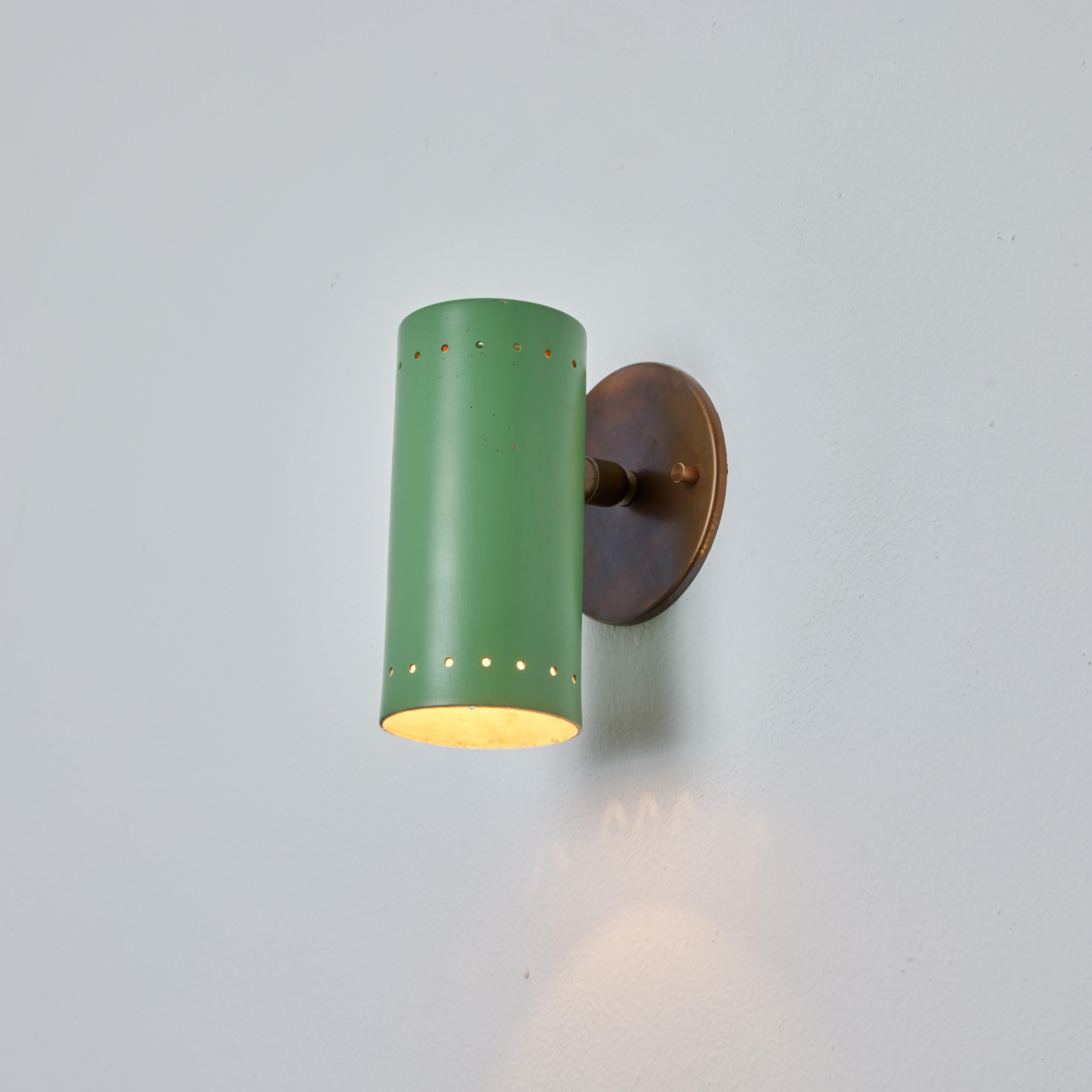 Tito Agnoli, Wandleuchter aus grünem Metall und Messing mit Gelenk, für O-Luce, 1960er Jahre (Italienisch)