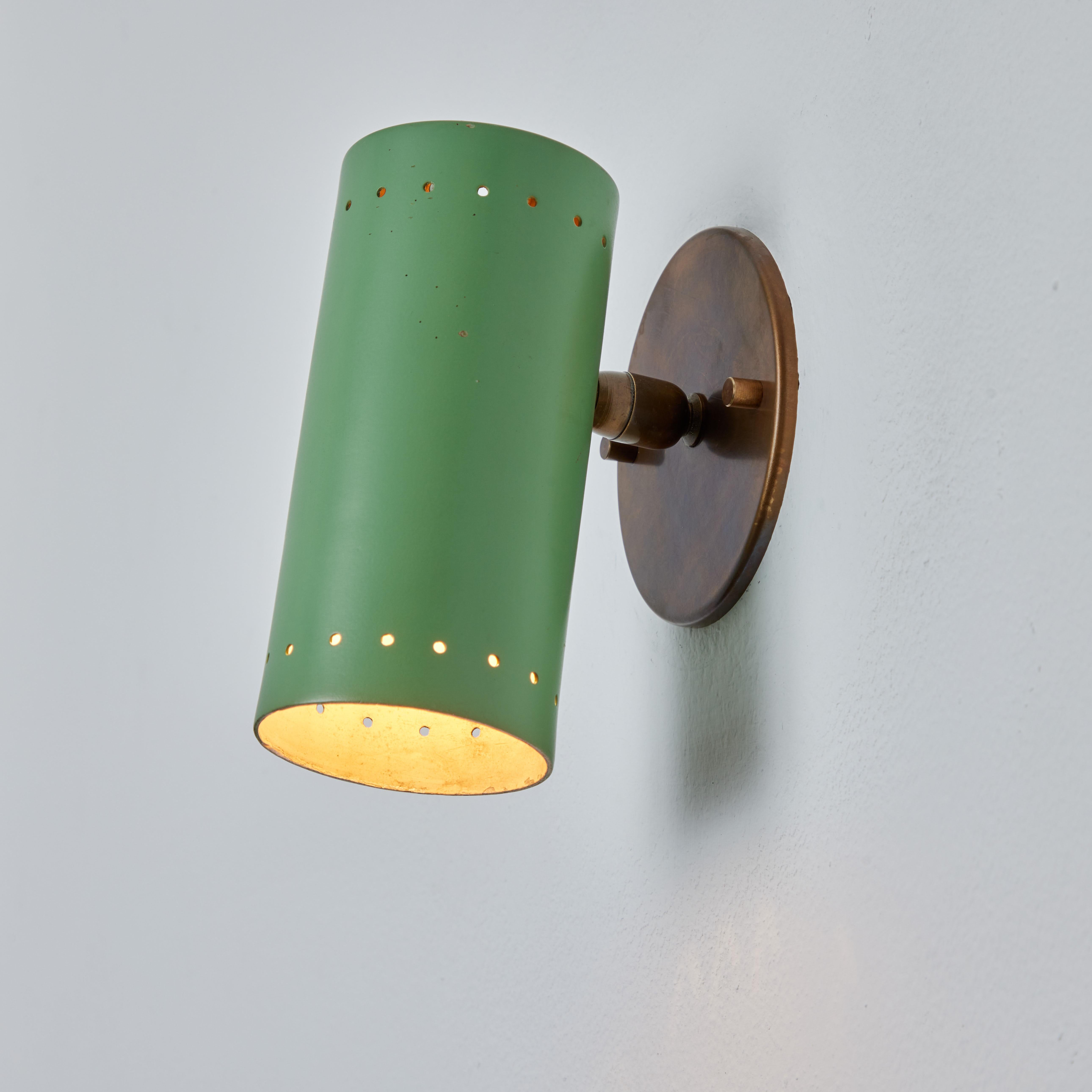 Tito Agnoli, Wandleuchter aus grünem Metall und Messing mit Gelenk, für O-Luce, 1960er Jahre (Mitte des 20. Jahrhunderts)