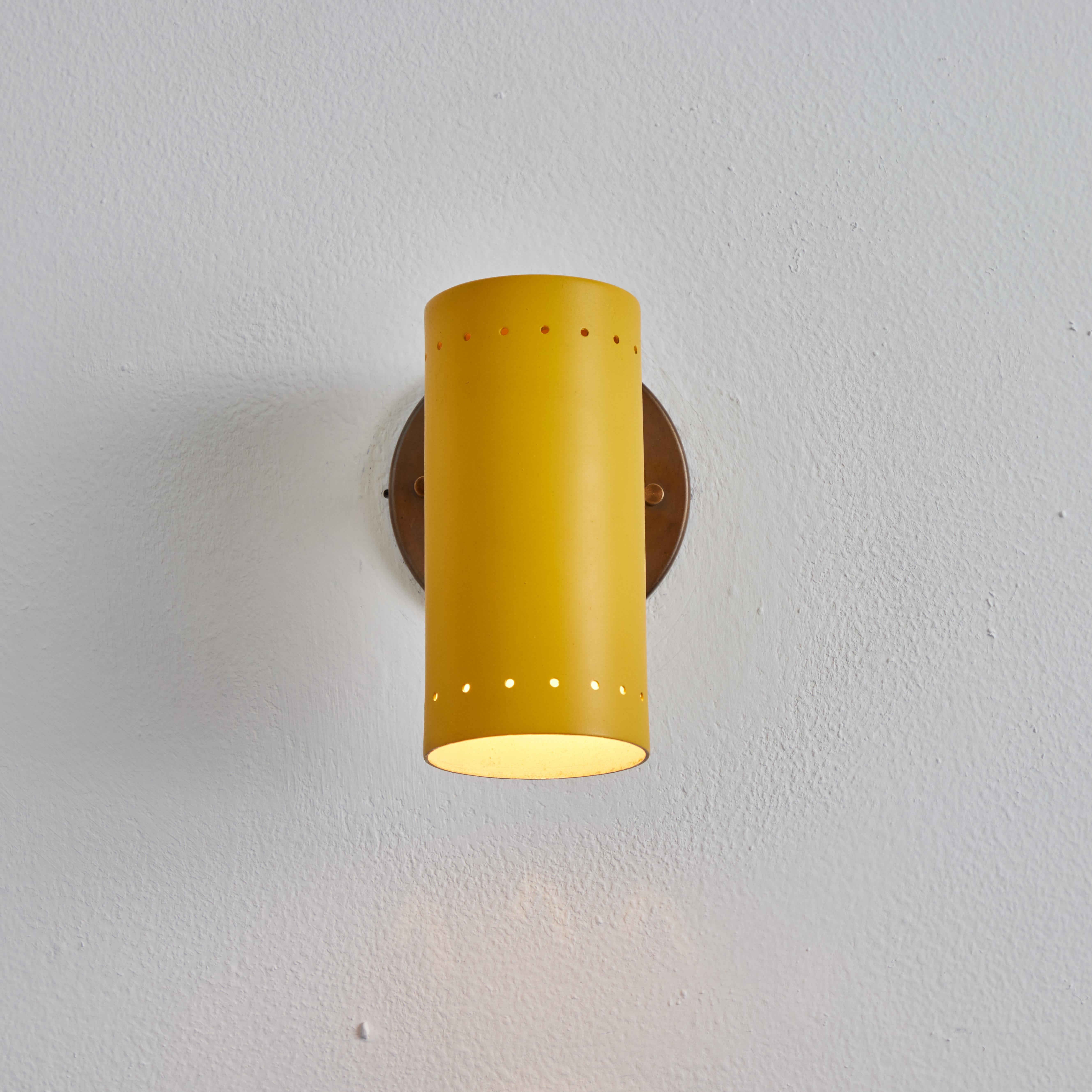 1960er Tito Agnoli Gelbe Metall- und Messing-Gelenk-Leuchte für O-Luce.  Einer seiner raffiniertesten Entwürfe im Minimalismus. Schlank und funktional, aber gleichzeitig hell und verspielt. Der röhrenförmige Schirm der hochgradig verstellbaren
