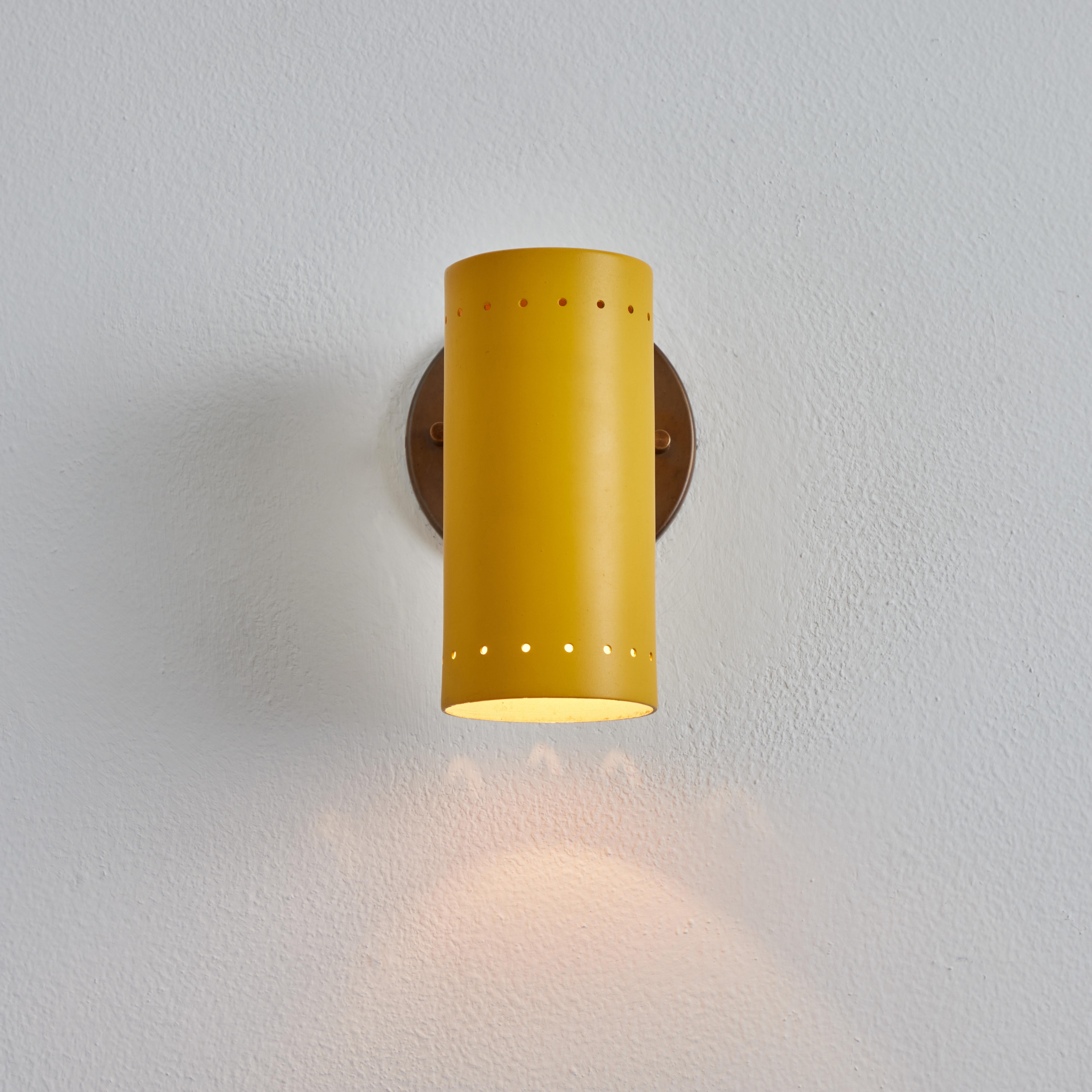 Gelber Tito Agnoli-Wandleuchter aus Metall und Messing mit Gelenk für O-Luce, 1960er Jahre (Moderne der Mitte des Jahrhunderts)