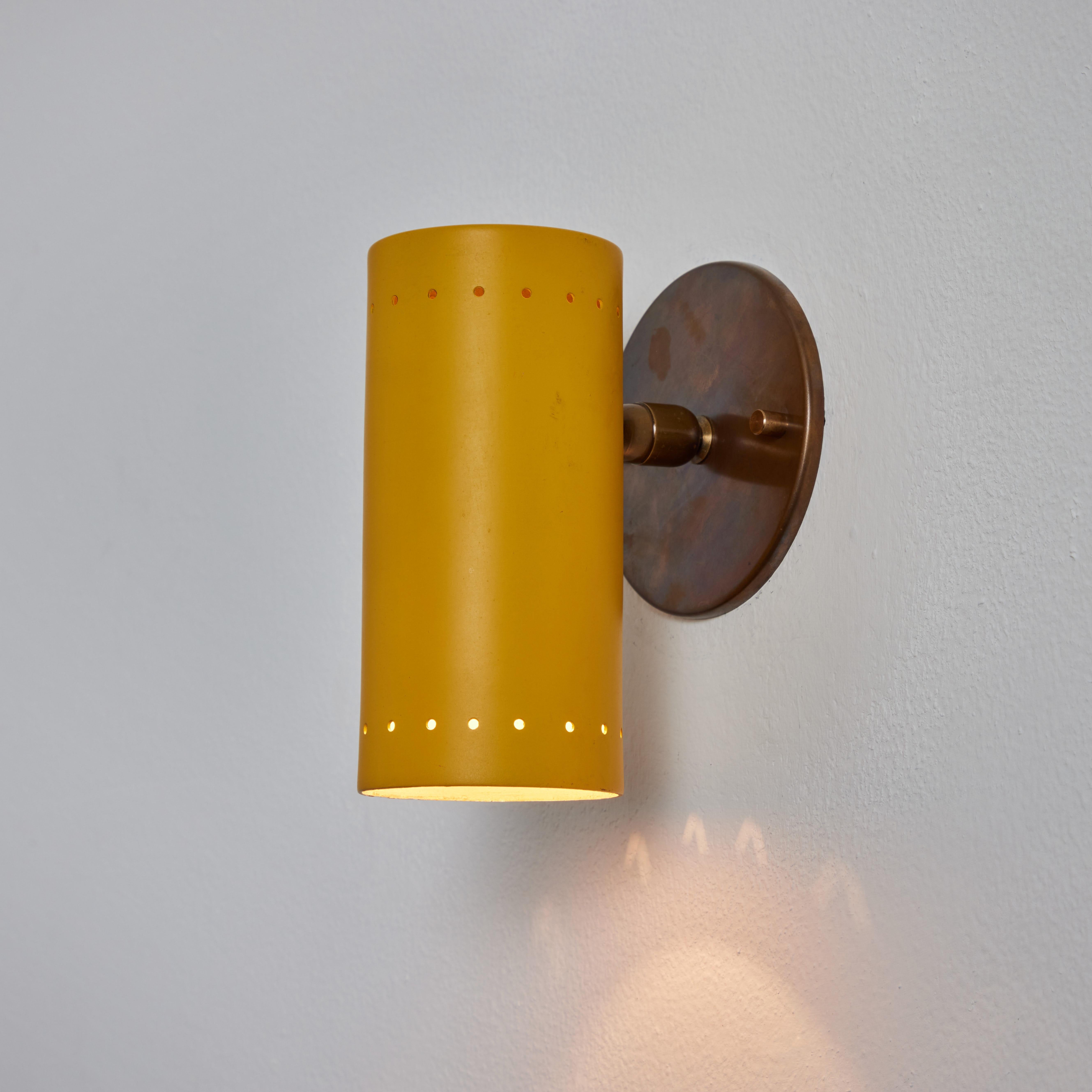 Gelber Tito Agnoli-Wandleuchter aus Metall und Messing mit Gelenk für O-Luce, 1960er Jahre (Italienisch)