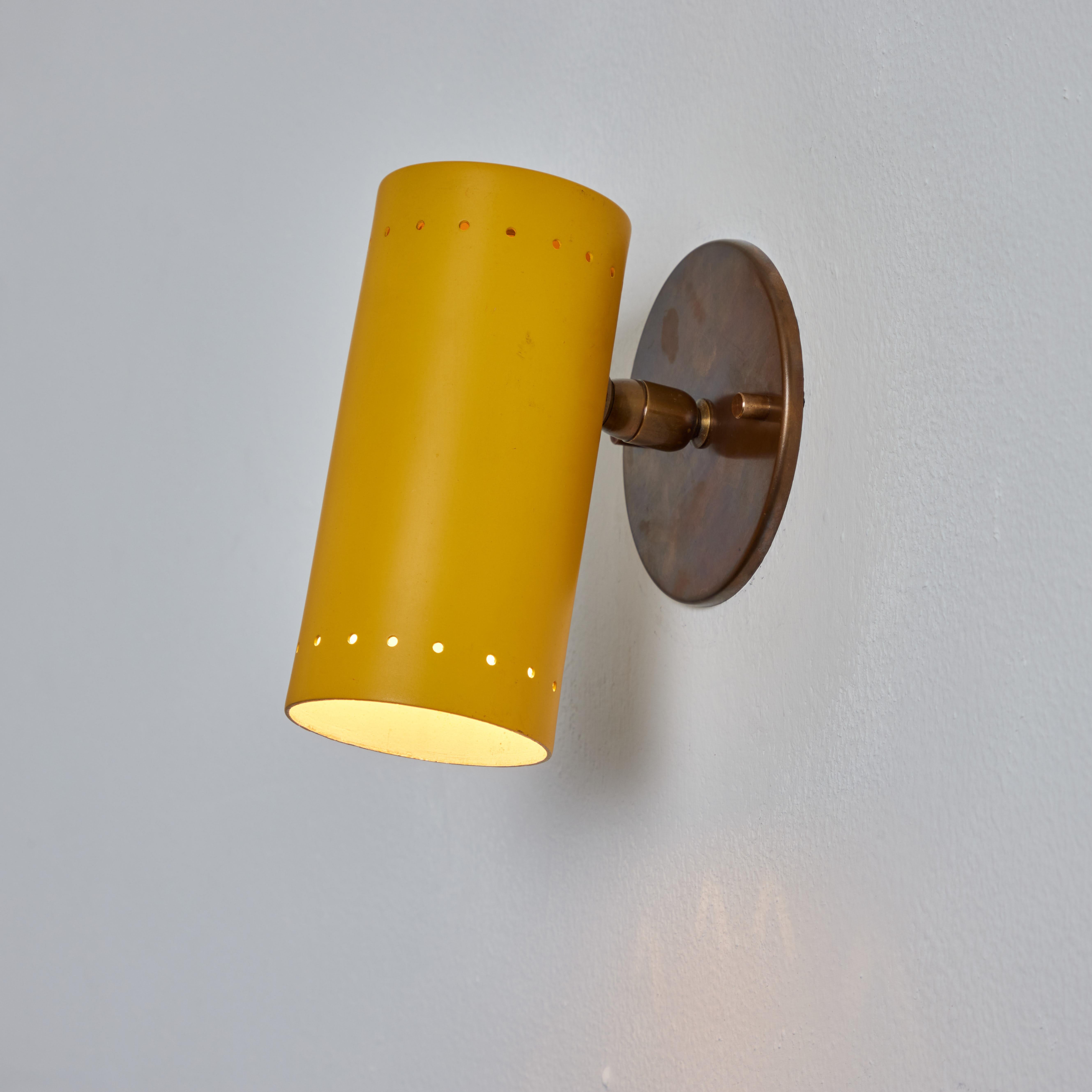 Gelber Tito Agnoli-Wandleuchter aus Metall und Messing mit Gelenk für O-Luce, 1960er Jahre (Gemalt)