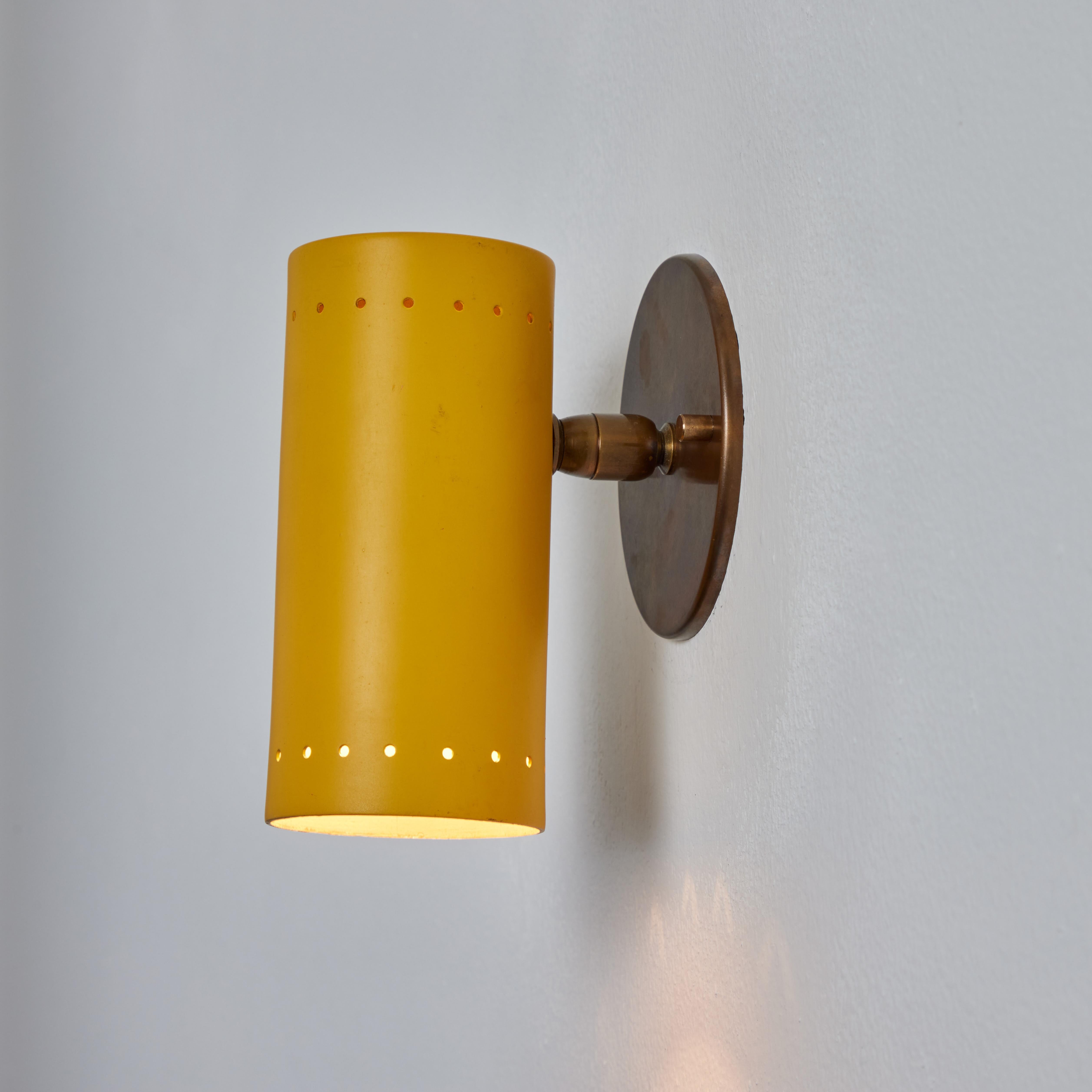 Gelber Tito Agnoli-Wandleuchter aus Metall und Messing mit Gelenk für O-Luce, 1960er Jahre (Mitte des 20. Jahrhunderts)