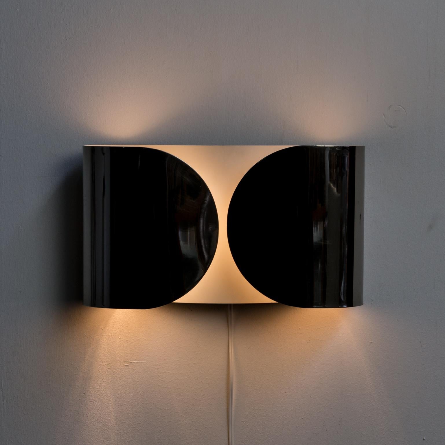 1960s Tobia Scarpa ‘Foglio’ wall lamp for Flos. Good and working condition consistent with age and use.