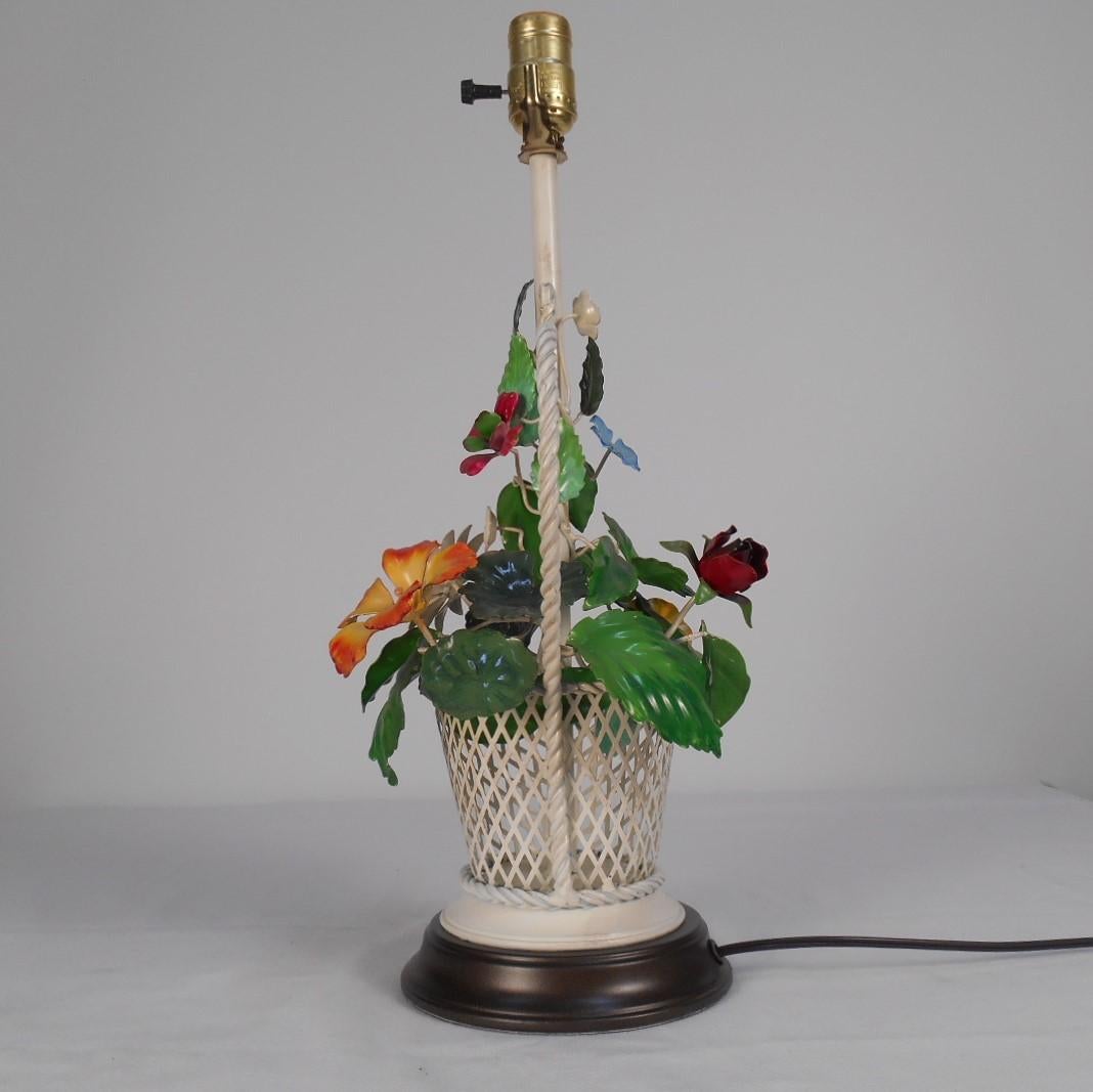 Américain Lampe de table à panier floral Tole des années 1960 en vente