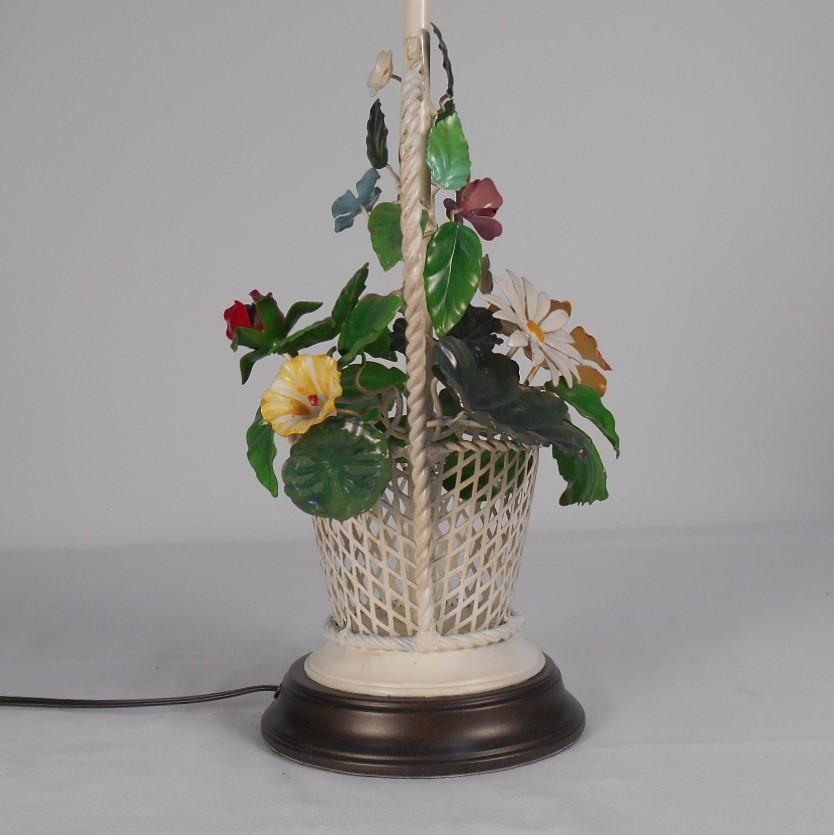 1960s Tole Floral Basket Table Lamp In Good Condition For Sale In Denver, CO