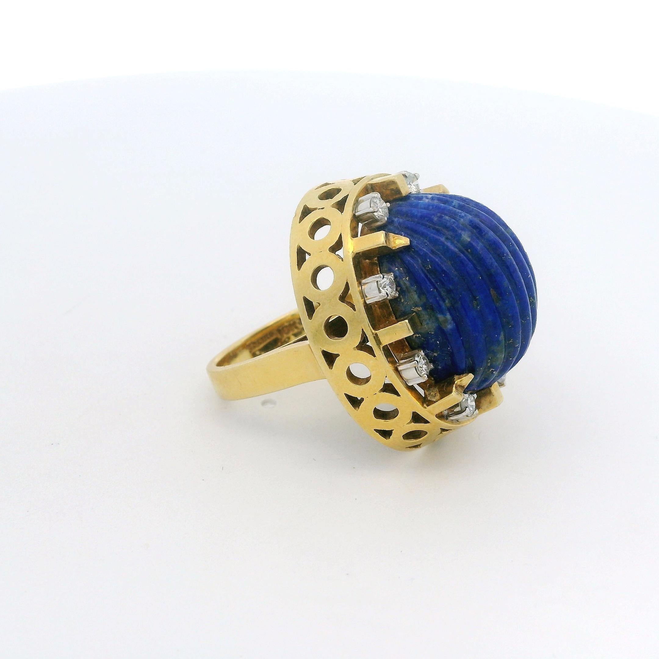 1960er Toliro Geriffelter Lapislazuli und Diamant 18K Gold Kuppel Cocktail Ring im Angebot 1