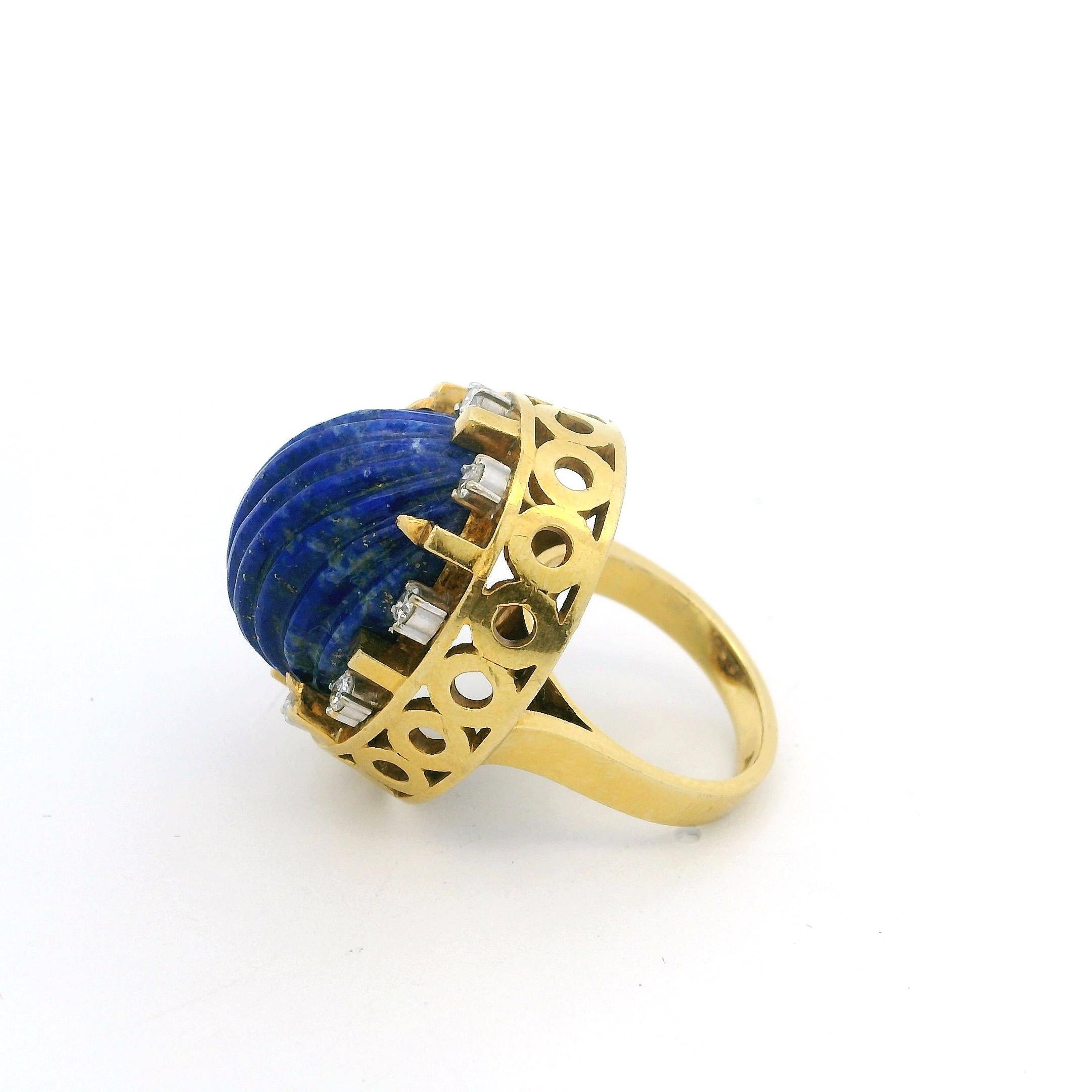 1960er Toliro Geriffelter Lapislazuli und Diamant 18K Gold Kuppel Cocktail Ring im Angebot 2