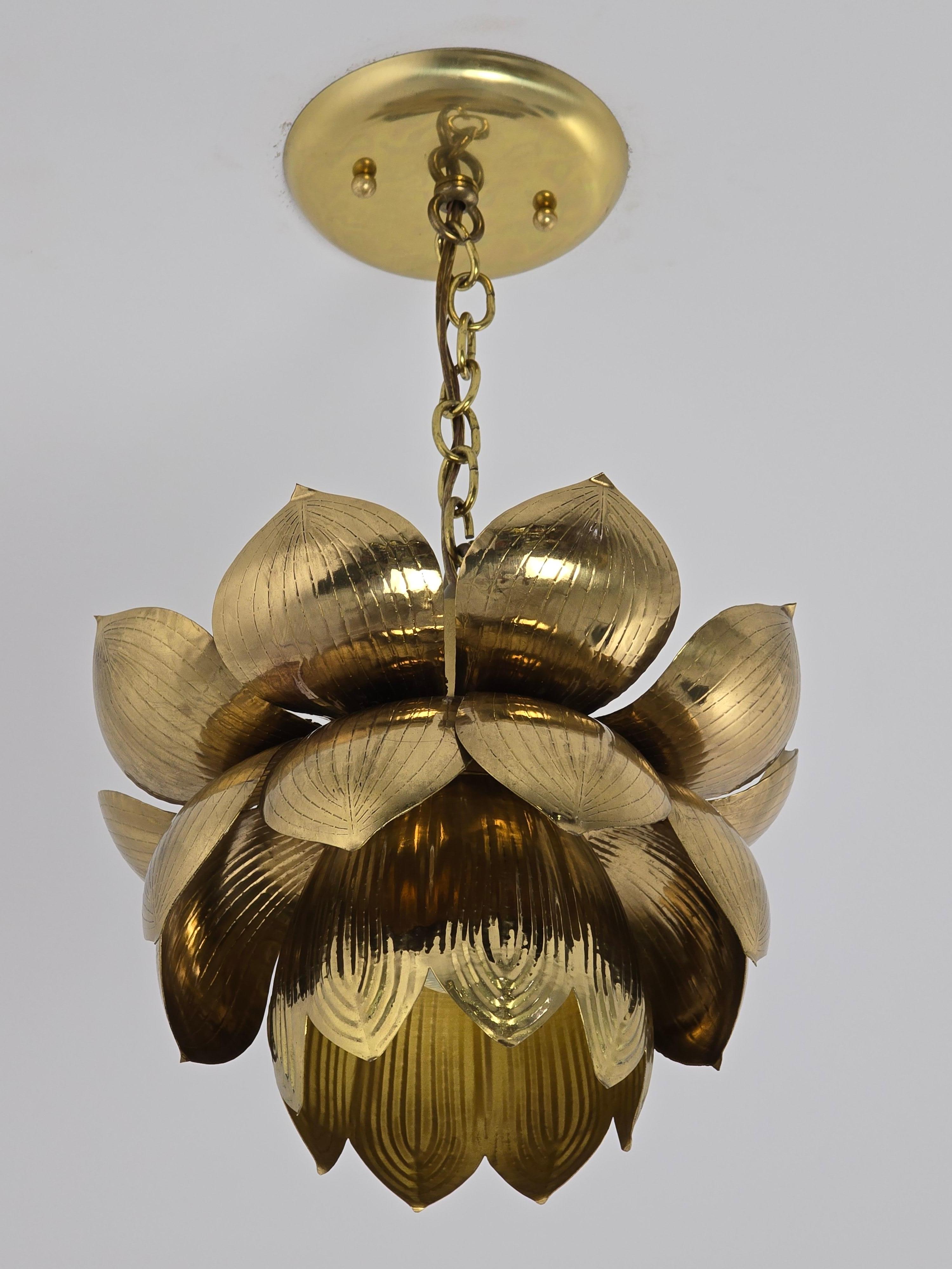1960s Tom Greene Brass Lotus Pendant  for Feldman In Excellent Condition For Sale In St- Leonard, Quebec