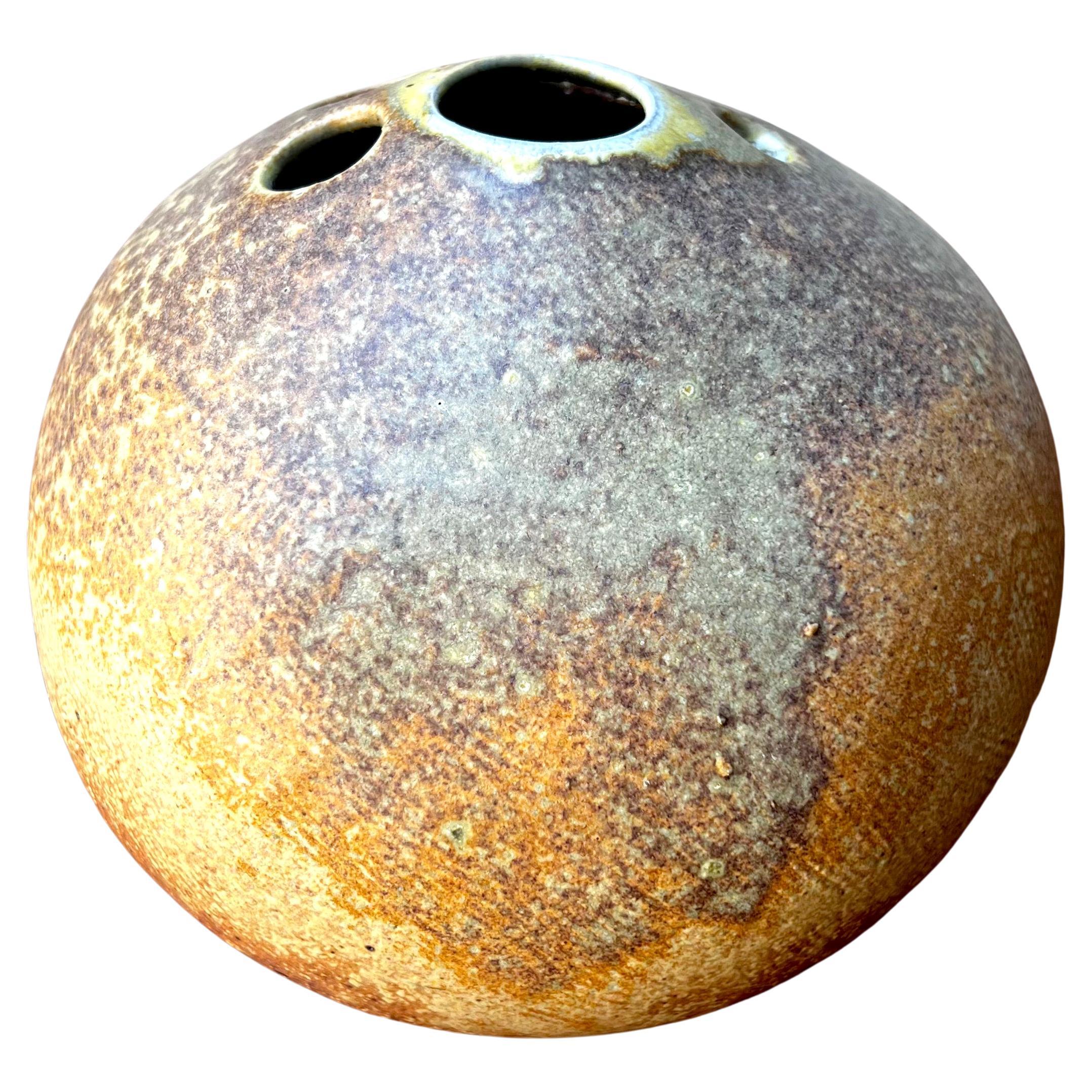 Tom McMillan Jarrón triple con pie de roca hecho a mano de California Studio Pottery Glaseado en venta