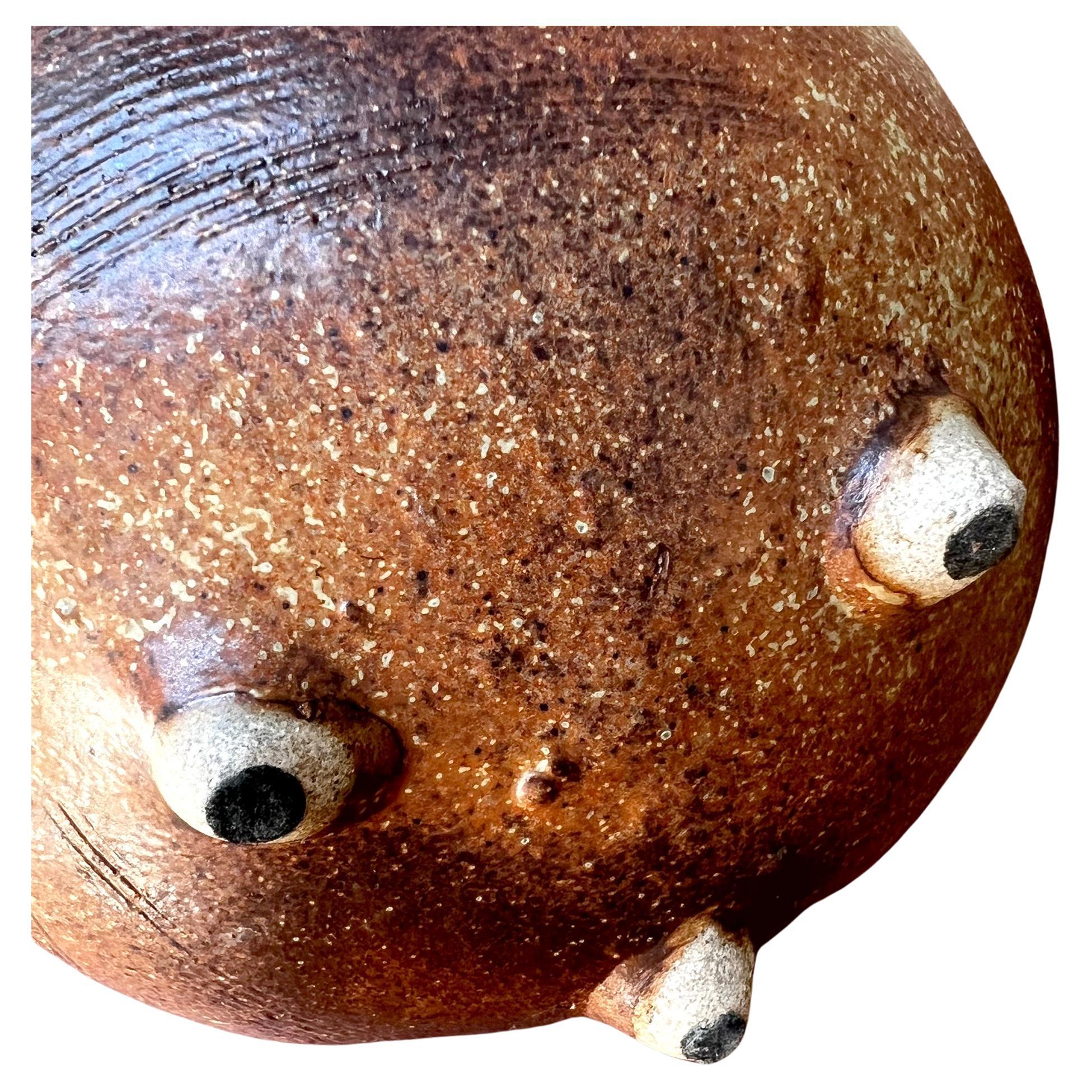 Tom McMillan Jarrón triple con pie de roca hecho a mano de California Studio Pottery mediados del siglo XX en venta