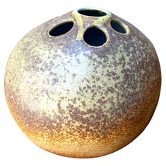 Handgefertigte California Studio Pottery Dreifach-Fuß-Bergstein-Boulder-Vase von Tom McMillan