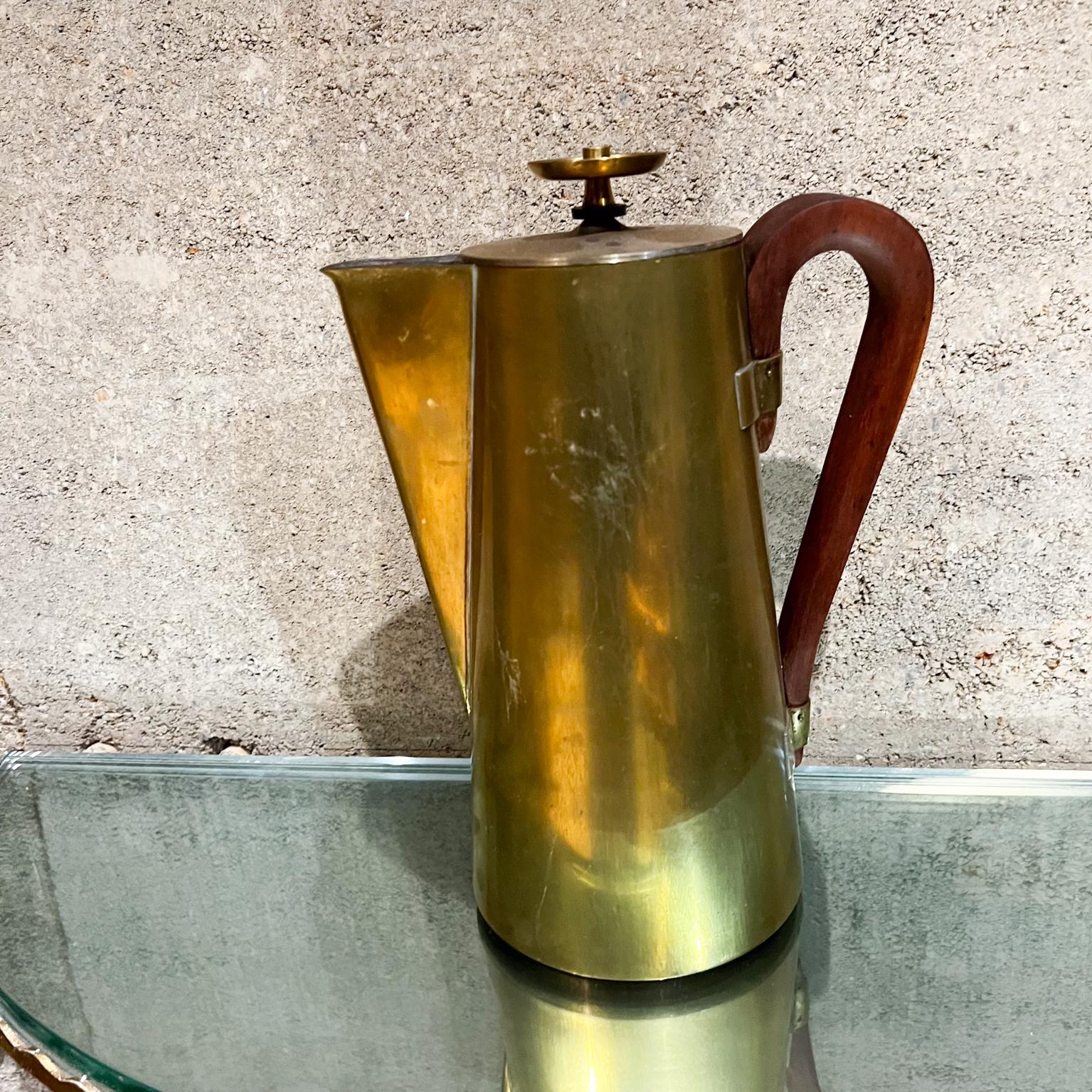By Design/One Modern Brass Coffee Tea Service Pot with silverplate.
Poignée sculpturale en bois de noyer.
Estampillé Dorlyn Silversmiths.
12 de haut x 8,5 de profondeur x 5,5 de diamètre
Etat d'origine vintage non restauré avec patine